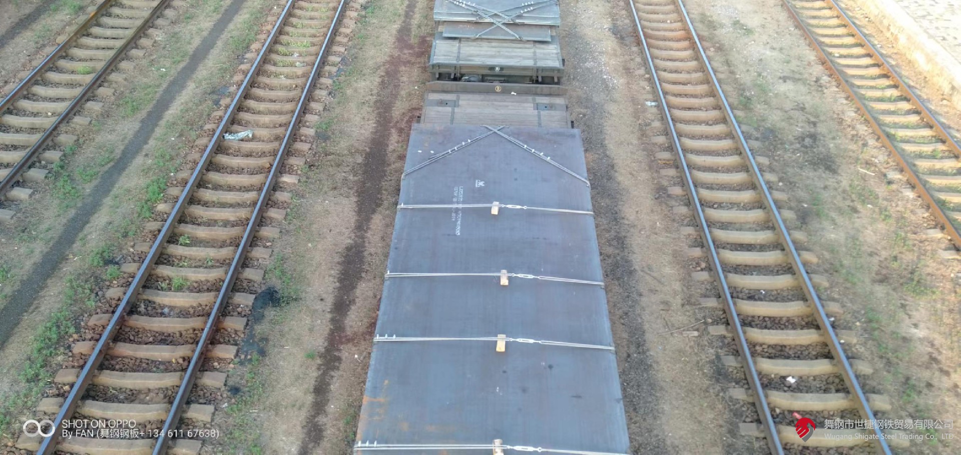 微信圖片_20220810094805.jpg  一、鋼板（包括帶鋼）的分類：   1、按厚度分類：（1）薄板（2）中板（3）厚板（4）特厚板   2、按生產(chǎn)方法分類：（1）熱軋鋼板（2）冷軋鋼板   3、按表面特征分類:（1）鍍鋅板（熱鍍鋅板、電鍍鋅板）（2）鍍錫板（3）復(fù)合鋼板 （4）彩色涂層鋼板    4、按用途分類:（1）橋梁鋼板（2）鍋爐鋼板（3）造船鋼板（4）裝甲鋼板（5）汽車鋼板（6） 屋面鋼板（7）結(jié)構(gòu)鋼板（8）電工鋼板（硅鋼片）（9）彈簧鋼板（10）其他    二、普通及機(jī)械結(jié)構(gòu)用鋼板中常見的日本牌號(hào)   1、日本鋼材(JIS系列)的牌號(hào)中普通結(jié)構(gòu)鋼主要由三部分組成第一部分表示材質(zhì)，如： S （Steel）表示鋼， F（Ferrum）表示鐵；第二部分表示不同的形狀、種類、用途，如P(Plate) 表示板， T（Tube）表示管,K(Kogu)表示工具；第三部分表示特征數(shù)字，一般為最低抗拉強(qiáng)度。 如： SS400——第一個(gè)S表示鋼(Steel)，第二個(gè)S表示“結(jié)構(gòu)”（Structure），400為下限抗拉 強(qiáng)度400MPa，整體表示抗拉強(qiáng)度為400MPa的普通結(jié)構(gòu)鋼。   2、SPHC——首位S為鋼Steel的縮寫，P為板Plate的縮寫，H為熱 Heat的縮寫， C為商業(yè) Commercial的縮寫，整體表示一般用熱軋鋼板及鋼帶。   3、SPHD——表示沖壓用熱軋鋼板及鋼帶。   4、SPHE——表示深沖用熱軋鋼板及鋼帶。   5、SPCC——表示一般用冷軋?zhí)妓劁摫“寮颁搸?，相?dāng)于中國(guó)Q195-215A牌號(hào)。其中第三個(gè)字母C為冷 Cold的縮寫。需保證抗拉試驗(yàn)時(shí)，在牌號(hào)末尾加T為SPCCT。   6、SPCD——表示沖壓用冷軋?zhí)妓劁摫“寮颁搸В喈?dāng)于中國(guó)08AL（13237）優(yōu)質(zhì)碳素結(jié)構(gòu)鋼。   7、SPCE——表示深沖用冷軋?zhí)妓劁摫“寮颁搸?，相?dāng)于中國(guó)08AL（5213）深沖鋼。需保證非時(shí)效性時(shí)，在牌號(hào)末尾加N為SPCEN。 冷軋?zhí)妓劁摫“寮颁搸д{(diào)質(zhì)代號(hào)：退火狀態(tài)為A，標(biāo)準(zhǔn)調(diào)質(zhì)為 S，1/8硬為8，1/4硬為4，1/2硬為2，硬為1。 表面加工代號(hào)：無光澤精軋為D，光亮精軋為B。   如SPCC-SD表示標(biāo)準(zhǔn)調(diào)質(zhì)、無光澤精軋的一般用冷軋?zhí)妓乇“?。再如SPCCT-SB表示標(biāo)準(zhǔn)調(diào)質(zhì)、光亮加工，要求保證機(jī)械性能的冷軋?zhí)妓乇“濉?  8、JIS機(jī)械結(jié)構(gòu)用鋼牌號(hào)表示方法為：  S+含碳量+字母代號(hào)（C、CK），其中含碳量用中間值×100表示，字母C：表示碳 K：表示滲碳用鋼。如碳結(jié)卷板S20C其含碳量為0.18-0.23%。    三、我國(guó)及日本硅鋼片牌號(hào)表示方法    1、中國(guó)牌號(hào)表示方法：  （1）冷軋無取向硅鋼帶（片）   表示方法：DW+鐵損值（在頻率為50HZ，波形為正弦的磁感峰值為1.5T的單位重量鐵損值。）的100倍+厚度值的100倍。 如DW470-50 表示鐵損值為4.7w/kg，厚度為0.5mm的冷軋無取向硅鋼， 現(xiàn)新型號(hào)表示為50W470。  （2）冷軋取向硅鋼帶（片）    表示方法：DQ+鐵損值（在頻率為50HZ，波形為正弦的磁感峰值為1.7T的單位重量鐵損值。）的100倍+厚度值的100倍。有時(shí)鐵損值后加G表示高磁感。 如DQ133-30表示鐵損值為1.33，厚度為 0.3mm的冷軋取向硅鋼帶（片），現(xiàn)新型號(hào)表示為30Q133。  （3）熱軋硅鋼板       熱軋硅鋼板用DR表示，按硅含量的多少分成低硅鋼（含硅量≤2.8%）、高硅鋼（含硅量＞ 2.8%）。 表示方法：DR+鐵損值（用50HZ反復(fù)磁化和按正弦形變化的磁感應(yīng)強(qiáng)度最大值為1.5T時(shí)的單位重量鐵損值）的100倍+厚度值的100倍。如DR510-50表示鐵損值為5.1，厚度為0.5mm的熱軋硅鋼板。家用電器用熱軋硅鋼薄板的牌號(hào)用JDR+鐵損值+厚度值來表示，如JDR540-50。   2、日本牌號(hào)表示方法：   （1）冷軋無取向硅鋼帶由公稱厚度（擴(kuò)大100倍的值）+代號(hào)A+鐵損保證值（將頻率50HZ，最大磁通密度為1.5T時(shí)的鐵損值擴(kuò)大100倍后的值）。 如50A470表示厚度為0.5mm，鐵損保證值為≤ 4.7的冷軋無取向硅鋼帶。   （2）冷軋取向硅鋼帶由公稱厚度（擴(kuò)大100倍的值）+代號(hào)G：表示普通材料，P：表示高取向性 材料+鐵損保證值（將頻率50HZ，最大磁通密度為1.7T時(shí)的鐵損值擴(kuò)大100倍后的值）。如30G130 表示厚度為0.3mm，鐵損保證值為≤1.3的冷軋取向硅鋼帶。     四、電鍍錫板和熱鍍鋅板：   1、電鍍錫板     電鍍錫薄鋼板和鋼帶，也稱馬口鐵，這種鋼板（帶）表面鍍了錫，有很好的耐蝕性，且無毒，可用作罐頭的包裝材料，電纜內(nèi)外護(hù)皮，儀表電訊零件，電筒等小五金    五、沸騰鋼板與鎮(zhèn)靜鋼板   1、沸騰鋼板是由普通碳素結(jié)構(gòu)鋼沸騰鋼熱軋成的鋼板。沸騰鋼是一種脫氧不完全的鋼，只用一定量的弱脫氧劑對(duì)鋼液脫氧，鋼液含氧量較高，當(dāng)鋼水注入鋼錠模后，碳氧反應(yīng)產(chǎn)生大量氣體，造成鋼液沸騰，沸騰鋼由此而得名。沸騰鋼含碳量低，由于不用硅鐵脫氧，鋼中含硅量也低（Si<0.07%）。沸騰鋼的外層是在沸騰所造成的鋼液劇烈攪動(dòng)的條件下結(jié)晶成的，故表層純凈、致密，表面質(zhì)量好，  有很好的塑性和沖壓性能，沒有大的集中縮孔，切頭少，成材率高，  而且沸騰鋼生產(chǎn)工藝簡(jiǎn)單，鐵合金消耗少，鋼材成本低。沸騰鋼板大量用于制造各種沖壓件， 建筑及工程結(jié)構(gòu)及一些不太重要的機(jī)器結(jié)構(gòu)零部件。但沸騰鋼心部雜質(zhì)較多，偏析較嚴(yán)重，  組織不致密，力學(xué)性能不均勻。同時(shí)由于鋼中氣體含量較多，故韌性低，冷脆和時(shí)效敏感性較大，  焊接性能也較差。故沸騰鋼板不適于制造承受沖擊載荷、在低溫條件下工作的焊接結(jié)構(gòu)及其他重要結(jié)構(gòu)。    2、鎮(zhèn)靜鋼板是由普通碳素結(jié)構(gòu)鋼鎮(zhèn)靜鋼熱軋制成的鋼板。鎮(zhèn)靜鋼是脫氧完全的鋼，鋼液在澆注前用錳鐵、硅鐵和鋁等進(jìn)行充分脫氧，鋼液含氧量低（一般為0.002-0.003%），鋼液在鋼錠模中較平靜，不產(chǎn)生沸騰現(xiàn)象，鎮(zhèn)靜鋼由此得名。在正常操作條件下，鎮(zhèn)靜鋼中沒有氣泡，組織均勻致密；由于含氧量低，鋼中氧化物夾雜較少，純凈度較高，冷脆和時(shí)效傾向?。煌瑫r(shí)，鎮(zhèn)靜鋼偏析較小，性能比較均勻，質(zhì)量較高。鎮(zhèn)靜鋼的缺點(diǎn)是有集中縮孔，成材率低，價(jià)格較高。因此， 鎮(zhèn)靜鋼材主要用于低溫下承受沖擊的構(gòu)件焊接結(jié)構(gòu)及其他要求強(qiáng)度較高的構(gòu)件。低合金鋼板都是鎮(zhèn)靜鋼和半鎮(zhèn)靜鋼鋼板。由于強(qiáng)度較高，性能優(yōu)越，能節(jié)約大量鋼材，減輕結(jié)構(gòu)重量，其應(yīng)用已越來越廣泛。     六、優(yōu)質(zhì)碳素結(jié)構(gòu)鋼板  優(yōu)質(zhì)碳素結(jié)構(gòu)鋼是含碳小于0.8%的碳素鋼，這種鋼中所含的硫、磷及非金屬夾雜物比碳素結(jié)構(gòu)鋼少，機(jī)械性能較為優(yōu)良。優(yōu)質(zhì)碳素結(jié)構(gòu)鋼按含碳量不同可分為三類：低碳鋼（C≤0.25%）、中碳鋼（C為0.25-0.6%）和高碳鋼（C＞0.6%）。 優(yōu)質(zhì)碳素結(jié)構(gòu)鋼按含錳量不同分為正常含錳量（含錳0.25%-0.8%）和較高含錳量（含錳0.70%-1.20%）兩組，后者具有較好的力學(xué)性能和加工性能。  1、優(yōu)質(zhì)碳素結(jié)構(gòu)鋼熱軋薄鋼板和鋼   優(yōu)質(zhì)碳素結(jié)構(gòu)鋼熱軋薄鋼板和鋼帶用于汽車、航空工業(yè)及其他部門。其鋼的牌號(hào)為沸騰鋼：08F、10F、15F；鎮(zhèn)靜鋼：08、08AL、10、15、20、25、30、35、40、45、50。25及25以下為低碳鋼板30及30以上為中碳鋼板。   2、優(yōu)質(zhì)碳素結(jié)構(gòu)鋼熱軋厚鋼板和寬鋼帶 優(yōu)質(zhì)碳素結(jié)構(gòu)鋼熱軋厚鋼板和寬鋼帶用于各種機(jī)械結(jié)構(gòu)件。其鋼的牌號(hào)為低碳鋼包括：05F、08F、08、10F、10、15F、15、20F、20、25、20Mn、25Mn等；中碳鋼包括：30、35、40、45、50、55、60、30Mn、40Mn、50Mn、60Mn等；高碳鋼包括：65、70、65Mn等。      七、專用結(jié)構(gòu)鋼板    1、壓力容器用鋼板：用大寫R在牌號(hào)尾表示，其牌號(hào)可用屈服點(diǎn)也可用含碳量或含合金元素表示。如：Q345R，Q345為屈服點(diǎn)。再如： 20R、16MnR、15MnVR、15MnVNR、8MnMoNbR、MnNiMoNbR、15CrMoR等均用含碳量或含合金元素來表示。   2、焊接氣瓶用鋼板：用大寫HP在牌號(hào)尾表示，其牌號(hào)可以用屈服點(diǎn)表示，如：Q295HP、Q345HP； 也可用含合金元素來表示如：16MnREHP。   3、鍋爐用鋼板：用小寫g在牌號(hào)尾表示。 其牌號(hào)可用屈服點(diǎn)表示，如：Q390g；也可用含碳量或含合金元素來表示，如20g、22Mng、15CrMog、16Mng、19Mng、13MnNiCrMoNbg、12Cr1MoVg等。   4、橋梁用鋼板：用小寫q在牌號(hào)尾表示，如Q420q、16Mnq、14MnNbq等。   5、汽車大梁用鋼板：用大寫L在牌號(hào)尾表示，如09MnREL、06TiL、08TiL、10TiL、09SiVL、16MnL、16MnREL等。     八、彩色涂層鋼板    彩色涂層鋼板和鋼帶是以金屬帶材為基底，在其表面涂以各類有機(jī)涂料的產(chǎn)品， 用于建筑、家用電器、鋼制家具、交通工具等領(lǐng)域。   合金結(jié)構(gòu)鋼是在碳素結(jié)構(gòu)基礎(chǔ)上，加入5%以下的一種或幾種元素。鋼中加入合金元素，首先是提高了鋼的淬透性，保證鋼經(jīng)過熱處理后獲得良好的綜合機(jī)械性能，具有高的強(qiáng)度和足夠的韌性。    九、鋼的分類   1、根據(jù)熱處理工藝的不同大體分為：   （1）調(diào)質(zhì)結(jié)構(gòu)鋼：許多重要零件如軸類、連桿、重要螺栓等，多是在承受很大的交變應(yīng)力和沖擊負(fù)荷等多種復(fù)合應(yīng)力下工作，因此要求有較高的強(qiáng)度和韌性的綜合機(jī)械性能。為了達(dá)到上述要求，鋼件必須經(jīng)過淬火及高溫回火處理（即調(diào)質(zhì)處理），淬火處理得馬氏體組織，然后高溫回火得到索氏體組織。調(diào)質(zhì)鋼的含碳量在0.3－0.5%之間，碳量低不易淬硬，回火后得不到所需強(qiáng)度；碳量高則韌性低，在使用中發(fā)生脆性斷裂。   （2）表面硬化鋼：制成的零件通過某種熱片處理可以得到堅(jiān)硬耐磨的表面層和柔韌適當(dāng)?shù)男牟?。如齒輪為了傳遞扭矩，必須有足夠強(qiáng)度，在換擋過程中又承受沖擊負(fù)荷，又要求有韌性，在嚙合過程中，齒輪又承受強(qiáng)烈的磨損而就有耐磨性因此，齒輪應(yīng)具有整體強(qiáng)度高和“表硬內(nèi)韌”的性能。   2、按熱處理工藝，主要有：   （1）受用低碳鋼滲碳淬火：含碳量一般在0.10－0.25%之間，以保證零件心部有良好的韌性。作滲碳用的合結(jié)鋼加入＜2%‘鉻、＜4.5%鎳、2%錳、0.001－0.004%硼，可以提高鋼的淬透性，改善零件心部組織和性能外，還能提高滲碳層的強(qiáng)度和塑性；有時(shí)還加入微量的鈦、釩等元素，起細(xì)化晶粒，防止?jié)B碳時(shí)發(fā)生過熱的影響。   （2）采用滲氮處理：合結(jié)鋼中含有鋁的鋼如38CrMoAL屬滲氮鋼。鋁可和氮化合形成氮化鋁，增加表面硬度和耐磨。   （3）采用碳鋼高頻感應(yīng)加熱表層淬火：合金結(jié)構(gòu)鋼按治金質(zhì)量分為優(yōu)質(zhì)鋼和高級(jí)優(yōu)質(zhì)鋼（鋼號(hào)后加“A”）；用途分為壓力加工（熱壓力加工或冷壓力加工）和切削加工用鋼；按供應(yīng)狀態(tài)分為不熱處理、正火、退火或高溫回火。     十、 碳素鋼的定義及鋼中五元素　  含碳2%以下的鐵碳合金稱為鋼。碳素鋼中的五元素是指化學(xué)成份中的主要組成物，即 C、Si、Mn、S、P（碳、硅、錳、硫、磷）。其次是在煉鋼過程中不可避免地 會(huì)混入氣體，含O、H、N（氧、氫、氮）。此外，用鋁—硅脫氧鎮(zhèn)靜工藝中，必然在鋼水中含有 Al，當(dāng)Als（酸溶鋁）≥0。020%時(shí)， 還有細(xì)化晶粒的作用　    十一、 鋼鐵是怎樣煉成的？　  煉鋼的主要任務(wù)是按所煉鋼種的質(zhì)量要求，調(diào)整鋼中碳和合金元素含量到規(guī)定范圍之內(nèi)，并使P、S、H、O、N等雜質(zhì)的含量降至允 許限量之下。煉鋼過程實(shí)質(zhì)上是一個(gè)氧化過程，爐料中過剩的碳被氧化，燃燒成CO氣體逸出，其它Si、P、Mn 等氧化后進(jìn)入爐渣中。S部份進(jìn)入 煉渣中，部份則生成SO2排出。當(dāng)鋼水成份和溫度達(dá)到工藝要求后，即可出鋼。為了除去鋼中過剩的氧及調(diào)整化學(xué)成份，可以添加脫氧劑和鐵合金或合金元素?！?   十二、 轉(zhuǎn)爐煉鋼簡(jiǎn)介　  從魚雷車運(yùn)來的鐵水經(jīng)過脫硫、擋渣等處理后即可倒入轉(zhuǎn)爐中作為主要爐料，另加10% 以下的廢鋼。然后，向轉(zhuǎn)爐內(nèi)吹氧燃燒，鐵 水中的過量碳被氧化并放出大量熱量，當(dāng)探頭測(cè)得達(dá)到預(yù)定的低碳含量時(shí)，即停止吹氧 并出鋼。一般在鋼包中需進(jìn)行脫氧及調(diào)整成份操作；然后在鋼液表面拋上碳化稻殼防止鋼水被氧化，即可送往連鑄或模鑄工區(qū)。  對(duì)要求高的鋼種可增加底吹氬、RH真空處理、噴粉處理（噴SI—CA粉及變性石灰）可以有效降低鋼中的氣體與夾雜，并有進(jìn)一步降 碳及降硫的作用。在這些爐外精煉措施后還可以最終微調(diào)成份，滿足優(yōu)質(zhì)鋼材的需求?！?   十三、 初軋　  模鑄鋼錠采取熱裝、熱送新工藝，進(jìn)入均熱爐加熱，然后通過初軋機(jī)及鋼坯連軋機(jī)軋成板坯、管坯、小方坯等初軋產(chǎn)品，經(jīng)過切頭、 切尾、表面清理，（火焰清理、打磨）高品質(zhì)產(chǎn)品則還需對(duì)初軋坯進(jìn)行扒皮和探傷，檢驗(yàn)合格后入庫(kù)。目前初軋廠的產(chǎn)品有初軋板坯、軋制方坯、氧氣瓶用鋼坯、齒輪用圓管坯、鐵路車輛用車軸坯及塑模用鋼等。初軋板坯主要供應(yīng)熱軋廠作為原料；軋制方坯除部份外供，主要送往高速線材軋機(jī)作原料。由于連鑄板坯的先進(jìn)性，初軋板坯的需求量大為削減，因此轉(zhuǎn)向上述其它產(chǎn)品了。  　  十四、 熱連軋　  用連鑄板坯或初軋板坯作原料，經(jīng)步進(jìn)式加熱爐加熱，高壓水除鱗后進(jìn)入粗軋機(jī)，粗軋料經(jīng)切頭、尾、再進(jìn)入精軋機(jī)，實(shí)施計(jì)算機(jī) 控制軋制，終軋后即經(jīng)過層流冷卻（計(jì)算機(jī)控制冷卻速率）和卷取機(jī)卷取、成為直發(fā)卷。直發(fā)卷的頭、尾往往呈舌狀及魚尾狀，厚度、 寬度精度較差，邊部常存在浪形、折邊、塔形等缺陷。其卷重較重、鋼卷內(nèi)徑為760mm。(一般制管行業(yè)喜歡使用。)將直發(fā)卷經(jīng)切頭、 切尾、切邊及多道次的矯直、平整等精整線處理后，再切板或重卷，即成為：熱軋鋼板、平整熱軋鋼卷、縱切帶等產(chǎn)品。熱軋精整卷若經(jīng)酸洗去除氧化皮并涂油后即成熱軋酸洗板卷。該產(chǎn)品有局部替代冷軋板的趨向，價(jià)格適中，深受廣大用戶喜愛。 寶鋼新投資的一條熱軋酸洗線正在緊張建設(shè)中?！?   十五、 冷連軋　  用熱軋鋼卷為原料，經(jīng)酸洗去除氧化皮后進(jìn)行冷連軋，其成品為軋硬卷，由于連續(xù)冷變形引起的冷作硬化使軋硬卷的強(qiáng)度、硬度上升、韌塑指標(biāo)下降，因此沖壓性能將惡化，只能用于簡(jiǎn)單變形的零件。 軋硬卷可作為熱鍍鋅廠的原料，因?yàn)闊徨冧\機(jī)組均設(shè)置有退 火線。軋硬卷重一般在6~13.5噸，鋼卷內(nèi)徑為610mm。一般冷連軋板、卷均應(yīng)經(jīng)過連續(xù)退火（CAPL機(jī)組）或罩式爐退火消除冷作硬化及軋制應(yīng)力，達(dá)到相應(yīng)標(biāo)準(zhǔn)規(guī)定的力學(xué)性能指標(biāo)。  冷軋鋼板的表面質(zhì)量、外觀、尺寸精度均優(yōu)于熱軋板，且其產(chǎn)品厚度右軋薄至0.18mm左右，因此深受廣大用戶青睞。以冷軋鋼卷為基板進(jìn)行產(chǎn)品的深加工，成為高附加值產(chǎn)品。如電鍍鋅、熱鍍鋅、耐指紋電鍍鋅、彩涂鋼板卷及減振復(fù)合鋼板、PVC 復(fù)膜鋼板等，使這些產(chǎn)品具有美觀、高抗腐蝕等優(yōu)良品質(zhì)，得到了廣泛應(yīng)用。  冷軋鋼卷經(jīng)退火后必須進(jìn)行精整，包括切頭、尾、切邊、矯平、平整、重卷、或縱剪切板等。冷軋產(chǎn)品廣泛應(yīng)用于汽車制造、家電 產(chǎn)品、儀表開關(guān)、建筑、辦公家具等行業(yè)。鋼板捆包后的每包重量為3~5噸。平整分卷重一般為3~10噸/卷。鋼卷內(nèi)徑610mm?！?   十六、 鋼的力學(xué)性能　  拉力試驗(yàn)：  按標(biāo)準(zhǔn)制備的拉力試樣，安裝在拉力試驗(yàn)機(jī)的夾頭內(nèi)，對(duì)試樣緩慢施加單軸向拉伸應(yīng)力，直至試樣被拉斷為止的試驗(yàn)稱作拉力試驗(yàn)。  1．強(qiáng)度  金屬材料在外力作用下，抵抗變形和斷裂的能力叫強(qiáng)度。強(qiáng)度指標(biāo)包括：比例極限、彈性極限、屈服強(qiáng)度、抗拉強(qiáng)度等。  2．比例極限  對(duì)金屬施加拉力，金屬存在著力與變形成直線比例的階段，而這個(gè)階段的最大極限負(fù)荷Pp除以試樣的原橫截面積即為比例極限，用 σ P表示。  3．彈性極限  金屬受外力作用發(fā)生了變形，外力去掉后，能完全恢復(fù)原來的形狀，這種變形稱為彈性變形。金屬能保持彈性變形的最大應(yīng)力稱為 彈性極限，用σe表示。  4．抗拉強(qiáng)度  試樣拉伸時(shí)，在拉斷前所承受的最大負(fù)荷除以原橫截面積所得的應(yīng)力，稱作抗拉強(qiáng)度，用σb表示。當(dāng)材料所受的外應(yīng)力大于其抗拉 強(qiáng)度時(shí)，將會(huì)發(fā)生斷裂。因此σb越高，則表示它能承受愈大的外應(yīng)力而不致于斷裂。  國(guó)外標(biāo)準(zhǔn)的結(jié)構(gòu)鋼常按抗拉強(qiáng)度來分類，如SS400，其中400即表示σb的最小值為400MPa超高強(qiáng)度鋼是指σb≥1373 Mpa的鋼。  5．屈強(qiáng)比  屈強(qiáng)比即屈服強(qiáng)度與抗拉強(qiáng)度之比值（σS/σb）。屈服比值越高，則該材料的強(qiáng)度愈高，屈強(qiáng)比值愈低則塑性愈佳，沖壓成形性愈好。如深沖鋼板的屈強(qiáng)比值為≤0.65。  彈簧鋼一般均在彈性極限范圍內(nèi)服役，受載荷時(shí)不允許產(chǎn)生塑性變形，因此要求彈簧鋼經(jīng)淬火、回火后具有盡可能高的彈性極限和 屈強(qiáng)比值（σS/σb≥0.90）此外疲勞壽命與抗拉強(qiáng)度及表面質(zhì)量往往有很大關(guān)連。  6．塑性  金屬材料在受力破壞前可以經(jīng)受永久變形的性能稱為塑性。塑性指標(biāo)通常伸長(zhǎng)率和斷面收縮率表示。伸長(zhǎng)率與斷面收縮率越高，則 塑性越好。　  沖擊韌性：　  用一定尺寸和形狀的金屬試樣，在規(guī)定類型的沖擊試驗(yàn)上受沖擊負(fù)荷折斷時(shí)，試樣刻槽處單位橫截面上所消耗的沖擊功，稱為沖擊 韌性以αk表示。目前常用的10×10×55mm，帶2 mm深的V形缺口夏氏沖擊試樣，標(biāo)準(zhǔn)上直接采用沖擊功（J焦耳值）AK，而不是采用αK值。因?yàn)閱挝?面積上的沖擊功并無實(shí)際意義。沖擊功對(duì)于檢查金屬材料在不同溫度下的脆性轉(zhuǎn)化最為敏感，而實(shí)際服役條件下的災(zāi)難性破斷事故，往往與材料的沖擊功及服役溫 度有關(guān)。 因此在有關(guān)標(biāo)準(zhǔn)中常常規(guī)定某一溫度時(shí)的沖擊功值為多少 、還規(guī)定FATT（斷口面積轉(zhuǎn)化溫度）要低于某一溫度的技術(shù)條件。所謂FATT，即一組在不同溫度下的沖擊試樣沖斷后，對(duì)沖擊斷口進(jìn)行評(píng)定，當(dāng)脆性斷裂占總面積的50%時(shí)所對(duì)應(yīng)的溫度。  由于鋼板厚度的影響，對(duì)厚度≤10mm的鋼板，可取得3/4小尺寸沖擊試樣（7.5×10×55mm）或1/2小尺寸沖擊試樣（5×10×55mm）。但是一定要注意，同規(guī)格及同一溫度下的沖擊功值才可相互比較。只有在標(biāo)準(zhǔn)規(guī)定的條件下，才可按標(biāo)準(zhǔn)的換算方法，折算 成標(biāo)準(zhǔn)沖擊試樣的沖擊功，再相互比較?！?   十七、硬度試驗(yàn)　  金屬材料抵抗壓頭（淬硬的鋼球或具有1200圓錐或角錐的金剛石壓頭）壓陷表面的能力稱為硬度。根據(jù)試驗(yàn)方法和適用范圍的不同，硬度可分為布氏硬度、洛氏硬度、維氏硬度、肖氏硬度以及顯微硬度、高溫硬度等。冶金產(chǎn)品常用的是布氏硬度和洛氏硬度。    十八：鋼的用途  微信圖片_20220505173118.png