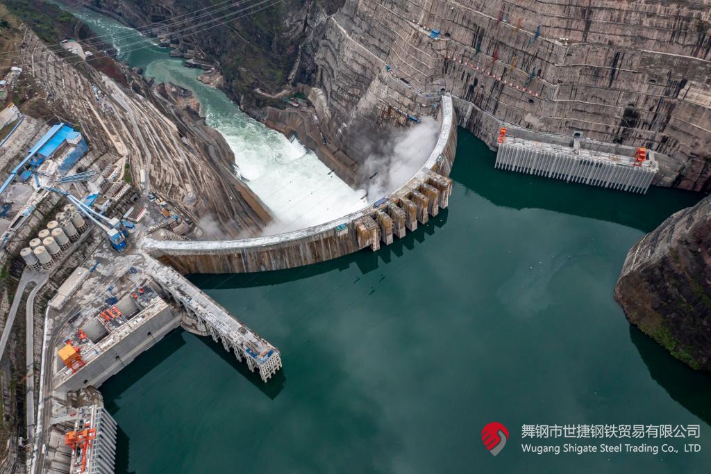 10月24日下午，白鶴灘水電站右岸地下廠房最后一倉封頂混凝土澆筑完成，標(biāo)志著世界在建最大水電站地下廠房全線封頂。在該工程建設(shè)中，河鋼集團(tuán)舞鋼公司累計生產(chǎn)供應(yīng)Q500、Q345C/B、SX780等數(shù)個新品種鋼板4500噸，主要用于水電站水輪機座環(huán)、發(fā)電機頂蓋、控制環(huán)、壓力鋼管制造，大大加速了大型發(fā)電機組用鋼國產(chǎn)化進(jìn)程。    據(jù)介紹，白鶴灘水電站位于四川省涼山州和云南省昭通市交界處，是世界在建規(guī)模最大的水電工程，裝機總?cè)萘?600萬千瓦，其左右岸地下廠房內(nèi)分別布置8臺具有完全自主知識產(chǎn)權(quán)的單機容量達(dá)100萬千瓦的水輪發(fā)電機組，單機容量位居世界第一。10月24日下午，白鶴灘水電站成功蓄水至825米高程，首次達(dá)到正常水位，大壩將接受高水位全面檢驗。    該工程的規(guī)模天然決定了其施工難度極高，復(fù)雜的地形地質(zhì)條件和技術(shù)指標(biāo)等因素也給施工帶來了巨大挑戰(zhàn)。因此在電站建設(shè)材料及關(guān)鍵部位用鋼的選擇上，客戶慎之又慎，對焊接性能、韌性、強度等均有著極為嚴(yán)苛的技術(shù)要求。舞鋼公司憑借強大的質(zhì)量品牌優(yōu)勢和雄厚的技術(shù)實力成功中標(biāo)——數(shù)百噸“舞鋼牌”高技術(shù)含量的大厚度高級別水電鋼板用于制造世界單機容量最大的巨型水輪發(fā)電機組的座環(huán)。    隨后，舞鋼公司為白鶴灘水電站定制研發(fā)265mm厚的SXQ500D-Z35鋼板，并進(jìn)一步制作加工件。公司科技部高強鋼研究所針對該鋼的生產(chǎn)重點和難點，提前制定措施，并在冶煉、制坯等關(guān)鍵環(huán)節(jié)派人進(jìn)行跟蹤、協(xié)調(diào)。在科技、設(shè)備、生產(chǎn)人員的共同努力下，該批鋼板最終順利生產(chǎn)完畢。鋼板及試樣經(jīng)公司、客戶和第三方檢驗機構(gòu)檢驗合格后，在三和盛機建公司完成切割深加工。    交付客戶后，該鋼憑著焊接性能好、力學(xué)結(jié)構(gòu)良好、低溫沖擊韌性強等優(yōu)點，承受住了巨大的水壓力和沖擊負(fù)荷，再次贏得設(shè)備制造方的高度評價。（舞鋼市委宣傳部 楊德坤 張培軍）