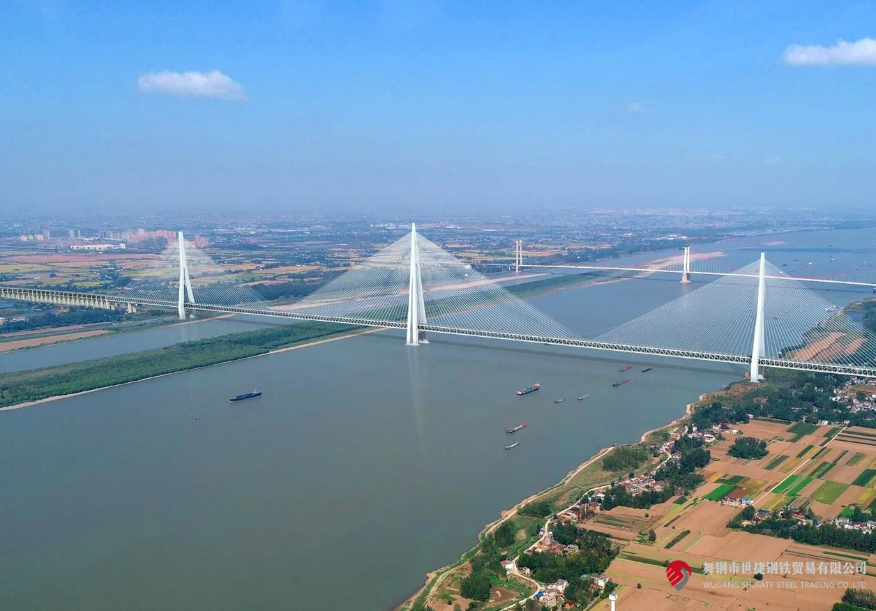 4月10日，中央電視臺《新聞聯(lián)播》和《東方時空》節(jié)目同時播報(bào)了世界最大跨度三塔斜拉橋——馬鞍山長江公鐵大橋主塔開始吊裝的消息。該項(xiàng)目建設(shè)過程中，河鋼集團(tuán)舞鋼公司累計(jì)為其供應(yīng)高級別橋梁鋼板Q370qE、Q420qE、Q500qE近6萬噸，用于該橋關(guān)鍵部位建設(shè)。其中，批量供貨的高級別橋梁鋼Q500qE各項(xiàng)技術(shù)指標(biāo)世界領(lǐng)先。目前，舞鋼高端橋梁鋼實(shí)現(xiàn)了從Q345到Q690級別的全覆蓋。    2219e9e1e81cd18f2738bf2b469e6b98.png  近年來，舞鋼加速“兩個結(jié)構(gòu)”優(yōu)化，以高端客戶需求和產(chǎn)業(yè)鏈高質(zhì)量發(fā)展為導(dǎo)向，不斷推動技術(shù)和產(chǎn)品升級。針對項(xiàng)目需求，舞鋼成立攻關(guān)團(tuán)隊(duì)，與客戶深度對接，精心設(shè)計(jì)生產(chǎn)保供方案，通過精確控制冶煉過程，確保了鋼板內(nèi)部質(zhì)量穩(wěn)定；創(chuàng)新軋制、熱處理工藝，攻克制約鋼板強(qiáng)度提升的工藝瓶頸，確保了鋼板各項(xiàng)性能全部滿足客戶要求。  為了保證在極短的交貨期內(nèi)實(shí)現(xiàn)高質(zhì)量交貨，舞鋼集中各類優(yōu)勢資源，創(chuàng)新橋梁鋼生產(chǎn)工藝，將交貨期縮短了約5天時間。在客戶的加工使用、安裝等各環(huán)節(jié)，舞鋼技術(shù)營銷服務(wù)團(tuán)隊(duì)及進(jìn)跟進(jìn)，為其提供精準(zhǔn)、專業(yè)的服務(wù)，贏得了客戶信賴。  馬鞍山長江公鐵大橋單跨1120米，雙跨連續(xù)跨度2240米；中塔塔高345米，相當(dāng)于115層樓，為目前世界最高橋塔；承臺長89.2米、寬54.7米，平面面積近5000平方米，相當(dāng)于8個標(biāo)準(zhǔn)籃球場，為目前世界最大規(guī)模的橋梁樁基礎(chǔ)。