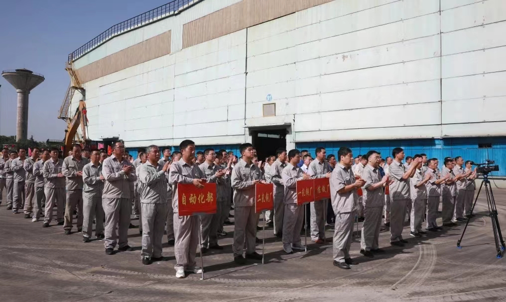 8月11日上午，舞鋼公司460mm厚板連鑄機(jī)項(xiàng)目開工儀式舉行。舞鋼公司黨委書記、董事長(zhǎng)吝章國(guó)，舞鋼市委常委、宣傳部部長(zhǎng)、副市長(zhǎng)郭愛珍，中冶京誠(chéng)煉鋼工程技術(shù)所總經(jīng)理安邦，中冶集團(tuán)首席專家陳衛(wèi)強(qiáng)，武鋼綠城副總經(jīng)理冀廣超，大河環(huán)科黨委副書記、總經(jīng)理劉永剛等出席開工儀式。據(jù)了解，460mm連鑄機(jī)項(xiàng)目是舞鋼公司推進(jìn)結(jié)構(gòu)優(yōu)化、綠色低碳轉(zhuǎn)型的重要戰(zhàn)略部署。該項(xiàng)目建成后，可以充分發(fā)揮舞鋼的裝備優(yōu)勢(shì)和技術(shù)優(yōu)勢(shì)，不僅對(duì)舞鋼開展前沿技術(shù)研究，引領(lǐng)寬厚板行業(yè)發(fā)展意義重大，而且將進(jìn)一步提升地區(qū)金屬材料產(chǎn)業(yè)鏈的整體實(shí)力。