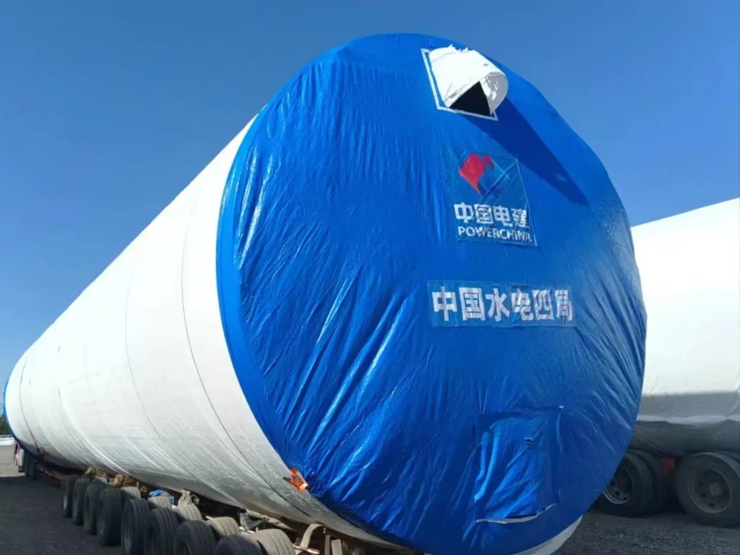 河鋼集團舞鋼生產(chǎn)的一批高端風(fēng)電項目用鋼板如期發(fā)往客戶，將用于新彊吐魯番市重點能源項目——廣東能源托克遜縣100萬千瓦風(fēng)電項目的風(fēng)電塔筒制造。目前，舞鋼已累計向該項目供應(yīng)高端風(fēng)電項目用鋼板近2萬噸。 在供貨過程中，舞鋼強化項目跟蹤和技術(shù)營銷，針對該項目設(shè)計和建設(shè)所需，為用戶設(shè)計從生產(chǎn)到供貨以及后期服務(wù)的一攬子解決方案。在生產(chǎn)過程中，舞鋼根據(jù)客戶所需，不斷推動工藝和流程優(yōu)化，先后攻克冶煉和軋制環(huán)節(jié)的多個難題，滿足了客戶對鋼板表面質(zhì)量的特殊需求，并保證了按期高質(zhì)量交付。 廣東能源托克遜縣100萬千瓦風(fēng)電項目（一期50萬千瓦）位于新疆維吾爾自治區(qū)吐魯番市托克遜縣，屬于小草湖風(fēng)區(qū)。風(fēng)電場距離托克遜縣僅14公里，距烏魯木齊市約130公里。海拔集中在45至125米，場地開闊，地形較平坦，地勢東南部低、西北部高。本工程擬安裝50臺風(fēng)力發(fā)電機組，機組塔高126.1米，總工程量約26000噸，是新疆首個直徑超過6米的單機容量達10兆瓦的非分片式風(fēng)電塔筒。  此項目為新建工程，地處新疆傳統(tǒng)九大風(fēng)區(qū)之一的吐魯番西部風(fēng)區(qū)核心位置，擁有得天獨厚的自然資源，與吐魯番市、烏魯木齊兩大用電負荷中心接壤，具備天然的負荷消納優(yōu)勢。項目投產(chǎn)后，年上網(wǎng)電量約23億千瓦時，可節(jié)約標(biāo)準(zhǔn)煤約70萬噸，每年可減少二氧化碳排放233萬噸，將具有良好的經(jīng)濟效益和生態(tài)效益。  百萬千瓦級風(fēng)電項目的開工建設(shè)，標(biāo)志著吐魯番市在打造千萬千瓦級大型清潔能源基地的征程上又邁出了跨越式的一步，將有力推動吐魯番綠色新能源產(chǎn)業(yè)進入發(fā)展新時期，為建設(shè)全疆經(jīng)濟高質(zhì)量發(fā)展示范區(qū)提供新的、強有力的支撐。