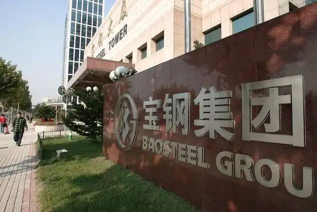 鋼鐵行業(yè)是全球工業(yè)體系中的重要支柱之一,其產(chǎn)品廣泛應用于基礎設施建設、機械制造、汽車工業(yè)等領域。隨著全球工業(yè)化進程的不斷深入,鋼鐵行業(yè)呈現(xiàn)出國際化競爭格局。在眾多鋼鐵制造企業(yè)中,有6家公司以其出色的經(jīng)營業(yè)績和強大的市場地位脫穎而出,成為了世界鋼鐵制造業(yè)的領軍企業(yè)。  第一，是總部位于中國的寶鋼集團。寶鋼集團創(chuàng)立于1992年,作為中國最大的鋼鐵生產(chǎn)企業(yè),其年產(chǎn)鋼鐵超過1億噸,在全球鋼鐵企業(yè)中居首位。寶鋼集團擁有先進的煉鋼技術和完善的產(chǎn)業(yè)鏈,產(chǎn)品涵蓋了碳鋼、合金鋼、不銹鋼等多個品類,廣泛應用于汽車、家電、建筑等領域。在國內(nèi)市場上,寶鋼集團占據(jù)主導地位,同時也積極拓展海外市場,在全球范圍內(nèi)享有較高的品牌知名度。   第二，是同樣總部設在中國的武鋼集團。武鋼集團成立于1958年,是中國最早的鋼鐵生產(chǎn)企業(yè)之一,擁有悠久的歷史和豐富的生產(chǎn)經(jīng)驗。該集團主營碳鋼和合金鋼的生產(chǎn),年產(chǎn)量超過5000萬噸,位居全球第二。武鋼集團不僅在國內(nèi)市場占有重要地位,同時也積極開拓海外市場,產(chǎn)品遠銷歐洲、東南亞等地區(qū)。近年來,武鋼集團通過并購重組等方式不斷擴大產(chǎn)能,提升了其在全球鋼鐵行業(yè)的影響力。   第三，是總部位于印度的塔塔鋼鐵公司。塔塔鋼鐵公司成立于1907年,是全球歷史最悠久的鋼鐵制造企業(yè)之一。該公司年產(chǎn)鋼鐵超過1800萬噸,產(chǎn)品涵蓋了碳鋼、合金鋼、不銹鋼等種類,廣泛應用于汽車、基礎設施、機械制造等領域。憑借雄厚的技術實力和優(yōu)秀的管理團隊,塔塔鋼鐵公司在全球鋼鐵市場上占據(jù)了重要地位,在發(fā)展中國家市場尤其具有優(yōu)勢。   第四，是總部位于日本的新日鐵住金株式會社。新日鐵住金株式會社是日本最大的鋼鐵制造企業(yè),年產(chǎn)鋼鐵約4500萬噸,位居全球第四。該公司擁有業(yè)內(nèi)領先的技術水平,在煉鋼、軋鋼等工藝上均有很強的競爭力。同時,新日鐵住金還積極推動產(chǎn)品創(chuàng)新,開發(fā)出多種高性能鋼材,廣泛應用于汽車制造、電子電器等行業(yè)。憑借雄厚的技術實力和優(yōu)質(zhì)的產(chǎn)品,新日鐵住金在日本國內(nèi)以及東亞地區(qū)市場占據(jù)主導地位。   第五,是總部位于韓國的POSCO。POSCO創(chuàng)立于1968年,是韓國最大的鋼鐵制造企業(yè),年產(chǎn)鋼鐵約4000萬噸。POSCO在煉鋼技術、產(chǎn)品研發(fā)等方面均處于業(yè)內(nèi)領先水平,旗下?lián)碛卸嗉液Ｍ庾庸?業(yè)務覆蓋全球主要市場。近年來,POSCO不斷優(yōu)化產(chǎn)品結(jié)構,提升高附加值鋼材的占比,在汽車制造、電子等領域具有較強的市場競爭力。憑借優(yōu)秀的經(jīng)營業(yè)績和穩(wěn)健的財務狀況,POSCO在全球鋼鐵行業(yè)中占據(jù)重要地位。   第六,是總部位于美國的美國鋼鐵公司。美國鋼鐵公司創(chuàng)立于1901年,是美國最大的鋼鐵制造企業(yè),年產(chǎn)鋼鐵約1600萬噸。該公司在碳鋼、不銹鋼等品類的生產(chǎn)上均具有較強的技術實力,產(chǎn)品廣泛應用于汽車制造、基礎設施建設等領域。近年來,美國鋼鐵公司通過資產(chǎn)重組和技術創(chuàng)新等措施,不斷提升自身競爭力,在北美市場保持領先地位。   舉報/反饋