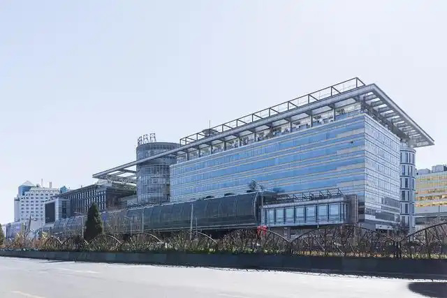 鋼鐵行業(yè)是全球工業(yè)體系中的重要支柱之一,其產(chǎn)品廣泛應用于基礎設施建設、機械制造、汽車工業(yè)等領域。隨著全球工業(yè)化進程的不斷深入,鋼鐵行業(yè)呈現(xiàn)出國際化競爭格局。在眾多鋼鐵制造企業(yè)中,有6家公司以其出色的經(jīng)營業(yè)績和強大的市場地位脫穎而出,成為了世界鋼鐵制造業(yè)的領軍企業(yè)。  第一，是總部位于中國的寶鋼集團。寶鋼集團創(chuàng)立于1992年,作為中國最大的鋼鐵生產(chǎn)企業(yè),其年產(chǎn)鋼鐵超過1億噸,在全球鋼鐵企業(yè)中居首位。寶鋼集團擁有先進的煉鋼技術和完善的產(chǎn)業(yè)鏈,產(chǎn)品涵蓋了碳鋼、合金鋼、不銹鋼等多個品類,廣泛應用于汽車、家電、建筑等領域。在國內(nèi)市場上,寶鋼集團占據(jù)主導地位,同時也積極拓展海外市場,在全球范圍內(nèi)享有較高的品牌知名度。   第二，是同樣總部設在中國的武鋼集團。武鋼集團成立于1958年,是中國最早的鋼鐵生產(chǎn)企業(yè)之一,擁有悠久的歷史和豐富的生產(chǎn)經(jīng)驗。該集團主營碳鋼和合金鋼的生產(chǎn),年產(chǎn)量超過5000萬噸,位居全球第二。武鋼集團不僅在國內(nèi)市場占有重要地位,同時也積極開拓海外市場,產(chǎn)品遠銷歐洲、東南亞等地區(qū)。近年來,武鋼集團通過并購重組等方式不斷擴大產(chǎn)能,提升了其在全球鋼鐵行業(yè)的影響力。   第三，是總部位于印度的塔塔鋼鐵公司。塔塔鋼鐵公司成立于1907年,是全球歷史最悠久的鋼鐵制造企業(yè)之一。該公司年產(chǎn)鋼鐵超過1800萬噸,產(chǎn)品涵蓋了碳鋼、合金鋼、不銹鋼等種類,廣泛應用于汽車、基礎設施、機械制造等領域。憑借雄厚的技術實力和優(yōu)秀的管理團隊,塔塔鋼鐵公司在全球鋼鐵市場上占據(jù)了重要地位,在發(fā)展中國家市場尤其具有優(yōu)勢。   第四，是總部位于日本的新日鐵住金株式會社。新日鐵住金株式會社是日本最大的鋼鐵制造企業(yè),年產(chǎn)鋼鐵約4500萬噸,位居全球第四。該公司擁有業(yè)內(nèi)領先的技術水平,在煉鋼、軋鋼等工藝上均有很強的競爭力。同時,新日鐵住金還積極推動產(chǎn)品創(chuàng)新,開發(fā)出多種高性能鋼材,廣泛應用于汽車制造、電子電器等行業(yè)。憑借雄厚的技術實力和優(yōu)質(zhì)的產(chǎn)品,新日鐵住金在日本國內(nèi)以及東亞地區(qū)市場占據(jù)主導地位。   第五,是總部位于韓國的POSCO。POSCO創(chuàng)立于1968年,是韓國最大的鋼鐵制造企業(yè),年產(chǎn)鋼鐵約4000萬噸。POSCO在煉鋼技術、產(chǎn)品研發(fā)等方面均處于業(yè)內(nèi)領先水平,旗下?lián)碛卸嗉液Ｍ庾庸?業(yè)務覆蓋全球主要市場。近年來,POSCO不斷優(yōu)化產(chǎn)品結(jié)構,提升高附加值鋼材的占比,在汽車制造、電子等領域具有較強的市場競爭力。憑借優(yōu)秀的經(jīng)營業(yè)績和穩(wěn)健的財務狀況,POSCO在全球鋼鐵行業(yè)中占據(jù)重要地位。   第六,是總部位于美國的美國鋼鐵公司。美國鋼鐵公司創(chuàng)立于1901年,是美國最大的鋼鐵制造企業(yè),年產(chǎn)鋼鐵約1600萬噸。該公司在碳鋼、不銹鋼等品類的生產(chǎn)上均具有較強的技術實力,產(chǎn)品廣泛應用于汽車制造、基礎設施建設等領域。近年來,美國鋼鐵公司通過資產(chǎn)重組和技術創(chuàng)新等措施,不斷提升自身競爭力,在北美市場保持領先地位。   舉報/反饋