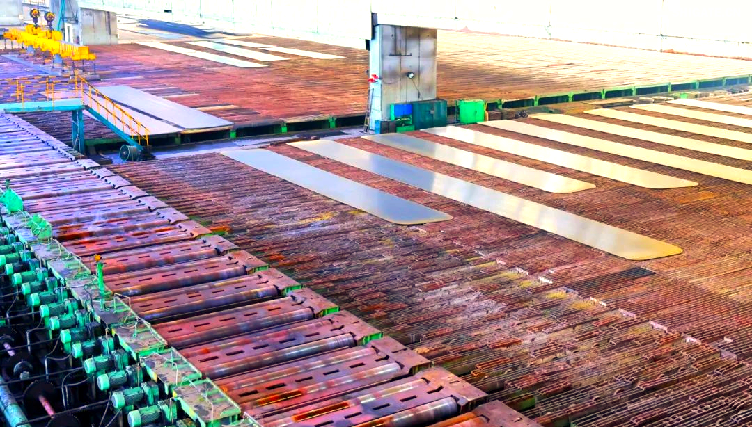 260余種寬厚板產(chǎn)品成功替代進(jìn)口或按國(guó)外標(biāo)準(zhǔn)生產(chǎn)，多個(gè)品種填補(bǔ)國(guó)內(nèi)空白并獨(dú)家供貨，更有40余種遠(yuǎn)銷(xiāo)海外。舞鋼公司不僅主導(dǎo)制定了臨氫設(shè)備用鉻鉬合金鋼板等十余項(xiàng)國(guó)家標(biāo)準(zhǔn)，還榮獲國(guó)家科學(xué)技術(shù)進(jìn)步獎(jiǎng)一等獎(jiǎng)2項(xiàng)、二等獎(jiǎng)1項(xiàng)，省部級(jí)科技進(jìn)步獎(jiǎng)更是數(shù)不勝數(shù)。自創(chuàng)立以來(lái)，河鋼集團(tuán)舞鋼公司便深耕寬厚板研發(fā)制造，打造出響亮的民族品牌，穩(wěn)坐世界寬厚板領(lǐng)域的頭把交椅。 260余種寬厚板產(chǎn)品成功替代進(jìn)口或按國(guó)外標(biāo)準(zhǔn)生產(chǎn)，多個(gè)品種填補(bǔ)國(guó)內(nèi)空白并獨(dú)家供貨，更有40余種遠(yuǎn)銷(xiāo)海外。舞鋼公司不僅主導(dǎo)制定了臨氫設(shè)備用鉻鉬合金鋼板等十余項(xiàng)國(guó)家標(biāo)準(zhǔn)，還榮獲國(guó)家科學(xué)技術(shù)進(jìn)步獎(jiǎng)一等獎(jiǎng)2項(xiàng)、二等獎(jiǎng)1項(xiàng)，省部級(jí)科技進(jìn)步獎(jiǎng)更是數(shù)不勝數(shù)。自創(chuàng)立以來(lái)，河鋼集團(tuán)舞鋼公司便深耕寬厚板研發(fā)制造，打造出響亮的民族品牌，穩(wěn)坐世界寬厚板領(lǐng)域的頭把交椅。 fdb85620c4ebcb4769ad69d0a0a3e58f.png圖為舞鋼生產(chǎn)現(xiàn)場(chǎng)一角。  品牌價(jià)值涵蓋了企業(yè)的多方面競(jìng)爭(zhēng)力，包括產(chǎn)品實(shí)力、文化底蘊(yùn)、資源調(diào)配能力、技術(shù)標(biāo)準(zhǔn)以及質(zhì)量管理等。河鋼集團(tuán)舞鋼公司深知這一點(diǎn)，其黨委書(shū)記、董事長(zhǎng)于勇強(qiáng)調(diào)，要緊密貼近市場(chǎng)脈搏，不斷強(qiáng)化科技創(chuàng)新，以更好地維護(hù)和提升舞鋼的品牌價(jià)值，推動(dòng)企業(yè)更上一層樓。  近日，《中國(guó)冶金報(bào)》的記者們走進(jìn)舞鋼，深入探訪(fǎng)了該企業(yè)品牌塑造的背后故事。舞鋼以科技為核心，提供高端定制服務(wù)，不僅緊跟行業(yè)動(dòng)態(tài)和客戶(hù)需求，還專(zhuān)注于客戶(hù)應(yīng)用材料的替代研發(fā)，通過(guò)創(chuàng)新贏(yíng)得先機(jī)。舞鋼人以攻堅(jiān)克難的精神，突破關(guān)鍵技術(shù)難題，將關(guān)鍵核心技術(shù)牢牢掌握在自己手中，成功實(shí)現(xiàn)了從生產(chǎn)型企業(yè)到“制造+服務(wù)型企業(yè)”的轉(zhuǎn)型。  舞鋼黨委書(shū)記、董事長(zhǎng)吝章國(guó)明確指出，舞鋼應(yīng)定位高端市場(chǎng)，致力于開(kāi)發(fā)獨(dú)特且優(yōu)質(zhì)的高端產(chǎn)品，同時(shí)緊貼市場(chǎng)和客戶(hù)需求，提供量身定制的服務(wù)。這一策略不僅塑造了產(chǎn)品品牌，更提升了品牌價(jià)值。舞鋼國(guó)內(nèi)首發(fā)的SA737系列容器鋼板，以其大厚度、高技術(shù)難度，充分展現(xiàn)了企業(yè)在科技創(chuàng)新和高端定制方面的實(shí)力。 2024年10月，舞鋼在深入調(diào)研某重點(diǎn)客戶(hù)后，立志于替代進(jìn)口，著手研發(fā)大厚度、高技術(shù)難度的碳錳釩SA737系列容器鋼板。為此，公司組建了由技術(shù)、營(yíng)銷(xiāo)人員等組成的高端高效益產(chǎn)品攻關(guān)團(tuán)隊(duì)，根據(jù)客戶(hù)需求定制了專(zhuān)屬供貨方案，贏(yíng)得了客戶(hù)的信賴(lài)。  在生產(chǎn)過(guò)程中，舞鋼面臨鋼板厚度大、技術(shù)要求嚴(yán)苛等多重挑戰(zhàn)。但憑借強(qiáng)大的技術(shù)實(shí)力和創(chuàng)新能力，舞鋼團(tuán)隊(duì)不僅成功實(shí)施了覆蓋關(guān)鍵工序的梯度試驗(yàn)，還根據(jù)試驗(yàn)數(shù)據(jù)進(jìn)行了長(zhǎng)達(dá)10余天的深入分析驗(yàn)證，最終確定了與生產(chǎn)現(xiàn)場(chǎng)高度契合的最佳工藝方案。這一方案確保了SA737系列容器鋼板在拉伸性能、沖擊性能以及模擬焊后性能等方面均達(dá)到國(guó)內(nèi)領(lǐng)先水平，有力地提升了舞鋼的品牌價(jià)值。  圖為舞鋼第二鋼軋廠(chǎng)的生產(chǎn)現(xiàn)場(chǎng)。 2024年12月20日，舞鋼科技部收到了來(lái)自某高端客戶(hù)的積極反饋：“舞鋼生產(chǎn)的碳錳釩SA737系列容器鋼板焊接性能非常穩(wěn)定，簡(jiǎn)直太好用了！連我們的工人都為你們點(diǎn)贊！”這標(biāo)志著舞鋼首次成功批量生產(chǎn)出大厚度、高技術(shù)難度的碳錳釩SA737系列容器鋼板，實(shí)現(xiàn)了國(guó)內(nèi)首發(fā)，為舞鋼打造新的差異化優(yōu)勢(shì)、引領(lǐng)寬厚板行業(yè)的高質(zhì)量發(fā)展注入了強(qiáng)大動(dòng)力。同時(shí)，用戶(hù)對(duì)高端材料經(jīng)濟(jì)性的追求也成為舞鋼研發(fā)工作的重要考量因素。截至2024年底，舞鋼高錳鋼已在國(guó)內(nèi)首臺(tái)套高錳鋼船“GasChem Phoenix”上實(shí)現(xiàn)了安全運(yùn)行2萬(wàn)海里的壯舉。這不僅標(biāo)志著舞鋼高錳鋼在國(guó)內(nèi)率先實(shí)現(xiàn)了實(shí)船應(yīng)用，更意味著新一代低成本、高性能的超低溫國(guó)產(chǎn)高錳鋼從基礎(chǔ)研究走向了工程應(yīng)用，為高錳鋼的推廣和應(yīng)用樹(shù)立了新的里程碑。  圖為舞鋼第二鋼軋廠(chǎng)。LNG（液化天然氣）新型低溫高錳鋼憑借其出色的低溫韌性、高延展性以及高強(qiáng)度，相較于傳統(tǒng)LNG船罐材料所采用的Ni系低溫鋼，展現(xiàn)出了顯著的經(jīng)濟(jì)效益。高錳鋼的應(yīng)用對(duì)LNG船舶制造企業(yè)而言，不僅有助于降低生產(chǎn)成本，更能提升其市場(chǎng)競(jìng)爭(zhēng)力。為了實(shí)現(xiàn)科研成果與客戶(hù)需求的高效轉(zhuǎn)化，舞鋼積極展開(kāi)了全方位、多輪次的科技創(chuàng)新活動(dòng)。 2024年12月18日，舞鋼的生產(chǎn)線(xiàn)上，一批高端壓力容器鋼板在經(jīng)過(guò)數(shù)小時(shí)精心熱處理后，順利完成了切割與取樣，隨后進(jìn)入性能檢驗(yàn)的關(guān)鍵環(huán)節(jié)?？萍疾康目蒲腥藛T全程緊密監(jiān)控，確保每一個(gè)環(huán)節(jié)都達(dá)到高標(biāo)準(zhǔn)。這批鋼板是為客戶(hù)量身定制的，面臨極高的技術(shù)挑戰(zhàn)，因?yàn)樗鼈儗儆诔T坯壓縮比的極限規(guī)格?？蛻?hù)要求在模擬長(zhǎng)時(shí)間焊接后，對(duì)鋼板厚度一半處進(jìn)行零下30攝氏度的沖擊韌性測(cè)試。同時(shí)，由于鋼板壓縮比小、厚度大，采用常規(guī)工藝難以確保各項(xiàng)性能指標(biāo)。  面對(duì)這些挑戰(zhàn)，舞鋼的高端高效益產(chǎn)品攻關(guān)團(tuán)隊(duì)從坯料生產(chǎn)、軋制到熱處理各環(huán)節(jié)入手，經(jīng)過(guò)不懈努力，終于找到了與性能指標(biāo)相匹配的最佳工藝參數(shù)，從而優(yōu)化了整體生產(chǎn)工藝。最終，該鋼板的各項(xiàng)性能參數(shù)不僅遠(yuǎn)超客戶(hù)預(yù)期，更達(dá)到了世界領(lǐng)先水平。  舞鋼第二鋼軋廠(chǎng)，一個(gè)致力于高端壓力容器鋼板研發(fā)與生產(chǎn)的重要基地。在這里，科技與創(chuàng)新是永恒的主題。吝章國(guó)，作為舞鋼的科技領(lǐng)軍人物，深知科技成果轉(zhuǎn)化的重要性。他強(qiáng)調(diào)，只有將研發(fā)出的產(chǎn)品真正轉(zhuǎn)化為實(shí)際生產(chǎn)力，才能實(shí)現(xiàn)其真正的價(jià)值。因此，舞鋼始終將科技成果轉(zhuǎn)化作為工作的重中之重，不斷推動(dòng)技術(shù)創(chuàng)新與產(chǎn)業(yè)升級(jí)的深度融合。 2024年，舞鋼繼續(xù)堅(jiān)定地走特鋼路線(xiàn)，并成功研發(fā)了18個(gè)新產(chǎn)品。此外，舞鋼還積極與20余家高端客戶(hù)進(jìn)行互訪(fǎng)，并成功開(kāi)發(fā)了104個(gè)直供用戶(hù)，首單訂貨量累計(jì)高達(dá)9.5萬(wàn)余噸。這些成績(jī)的取得，得益于舞鋼在市場(chǎng)把控方面的機(jī)制創(chuàng)新。在制造業(yè)轉(zhuǎn)型升級(jí)的大背景下，中厚板領(lǐng)域已成為鋼鐵行業(yè)增長(zhǎng)最快的領(lǐng)域和效益源泉，這也導(dǎo)致國(guó)內(nèi)中厚板市場(chǎng)的供需狀況發(fā)生了深刻變化。面對(duì)這一新形勢(shì)，舞鋼積極應(yīng)對(duì)，通過(guò)機(jī)制創(chuàng)新來(lái)提升市場(chǎng)把控力，以實(shí)現(xiàn)更好的生存和發(fā)展。  舞鋼通過(guò)創(chuàng)新機(jī)制體制，進(jìn)一步強(qiáng)化了銷(xiāo)售端資源傾斜，推動(dòng)企業(yè)從單一生產(chǎn)向“制造+服務(wù)”模式轉(zhuǎn)型。他們深化市場(chǎng)、客戶(hù)和服務(wù)意識(shí)，不斷提高執(zhí)行、適應(yīng)和變革能力，專(zhuān)注于市場(chǎng)和客戶(hù)需求。經(jīng)過(guò)一系列舉措，舞鋼對(duì)市場(chǎng)的把控能力得到了顯著提升。  在2024年9月6日的舞鋼高端水電鋼攻關(guān)團(tuán)隊(duì)周例會(huì)上，該團(tuán)隊(duì)負(fù)責(zé)人張曉克強(qiáng)調(diào)，擁有鋼需求的頭部客戶(hù)是市場(chǎng)開(kāi)發(fā)的關(guān)鍵。他要求團(tuán)隊(duì)成員主動(dòng)走訪(fǎng)、對(duì)接和服務(wù)這些客戶(hù)。該團(tuán)隊(duì)的積極攻關(guān)，使得舞鋼水電鋼合同承接量在2024年再創(chuàng)新高。  舞鋼始終以客戶(hù)需求為中心，通過(guò)多端對(duì)接和全面保障策略，不斷優(yōu)化產(chǎn)線(xiàn)建設(shè)。他們實(shí)施了領(lǐng)導(dǎo)班子成員的“產(chǎn)線(xiàn)包?！敝贫?，從多個(gè)維度對(duì)兩條產(chǎn)線(xiàn)進(jìn)行數(shù)據(jù)畫(huà)像，包括噸鋼邊際貢獻(xiàn)、低邊際合同占比等。這些措施促進(jìn)了產(chǎn)線(xiàn)和營(yíng)銷(xiāo)人員更加關(guān)注產(chǎn)線(xiàn)關(guān)鍵指標(biāo)和創(chuàng)效能力，推動(dòng)了企業(yè)管理重點(diǎn)從產(chǎn)量向產(chǎn)線(xiàn)的轉(zhuǎn)變。 53歲的高級(jí)技師任亞強(qiáng)，在面臨軋制生產(chǎn)難度極大、近乎顛覆其認(rèn)知的8120鋼板時(shí)，他堅(jiān)定地選擇了挑戰(zhàn)。他不僅將軋輥壓下量精細(xì)調(diào)整，更把各道次的間隙時(shí)間縮短到極致，最終成功生產(chǎn)出滿(mǎn)足客戶(hù)要求的產(chǎn)品。這一成功，不僅彰顯了舞鋼在技術(shù)上的實(shí)力，更體現(xiàn)了他們對(duì)于市場(chǎng)和客戶(hù)需求的深刻洞察。  在舞鋼的攻關(guān)團(tuán)隊(duì)中，“技術(shù)咖”們成為銷(xiāo)售的堅(jiān)強(qiáng)后盾。他們無(wú)條件支持銷(xiāo)售，對(duì)銷(xiāo)售人員提出的問(wèn)題積極響應(yīng)，確保當(dāng)日事當(dāng)日畢。正是這種高效協(xié)作的精神，使得舞鋼在2024年成功中標(biāo)國(guó)內(nèi)多個(gè)知名建設(shè)項(xiàng)目。  在全員端，舞鋼更是全力以赴保市場(chǎng)，緊跟市場(chǎng)和客戶(hù)變化，提高反應(yīng)速度。他們突出柔性生產(chǎn)組織和靈活的訂單機(jī)制，實(shí)現(xiàn)生產(chǎn)組織與銷(xiāo)售的高度協(xié)同。同時(shí)，堅(jiān)持加強(qiáng)質(zhì)量、成本和交貨期管理，珍惜品牌信譽(yù)，成為舞鋼廣大干部職工的工作準(zhǔn)則。  一次江蘇客戶(hù)的746噸高端容器鋼板供貨合同，雖然交貨期只有短短20天，但舞鋼各部門(mén)、各單位加強(qiáng)協(xié)同，全方位提升保供能力。最終，在客戶(hù)要求的交貨期內(nèi)，舞鋼高質(zhì)量、高標(biāo)準(zhǔn)完成了整單合同產(chǎn)品交付，贏(yíng)得了客戶(hù)的贊譽(yù)。這一成功案例，更是舞鋼對(duì)市場(chǎng)把控能力和執(zhí)行能力的有力證明。 針對(duì)市場(chǎng)和客戶(hù)對(duì)鋼板質(zhì)量的高標(biāo)準(zhǔn)要求，舞鋼的技術(shù)團(tuán)隊(duì)進(jìn)行了深入細(xì)致的技術(shù)評(píng)審和質(zhì)量預(yù)判。他們精心制定了科學(xué)合理的工藝方案，旨在從合同的技術(shù)交流、生效下發(fā)階段就開(kāi)始精準(zhǔn)識(shí)別生產(chǎn)難度，并提前進(jìn)行干預(yù)，以確保產(chǎn)品設(shè)計(jì)開(kāi)發(fā)的精準(zhǔn)度，從而保障產(chǎn)品質(zhì)量。具體而言，舞鋼采取了以下措施：首先是加強(qiáng)過(guò)程管控，提高一次性合格率和合同兌現(xiàn)率；其次是技術(shù)指導(dǎo)全程參與，技術(shù)人員堅(jiān)持“一次做對(duì)”的原則，對(duì)每個(gè)產(chǎn)品都進(jìn)行嚴(yán)格管理，以杜絕因標(biāo)準(zhǔn)化作業(yè)執(zhí)行不力導(dǎo)致的質(zhì)量波動(dòng)；最后是不斷追求工藝改進(jìn)的完美性。  此外，舞鋼還通過(guò)健全激勵(lì)機(jī)制來(lái)激發(fā)銷(xiāo)售人員的積極性。他們根據(jù)KPI完成情況對(duì)銷(xiāo)售人員進(jìn)行評(píng)價(jià)，并根據(jù)銷(xiāo)售業(yè)績(jī)給予報(bào)酬，同時(shí)實(shí)施末位淘汰制度。此外，還設(shè)立了銷(xiāo)售網(wǎng)點(diǎn)賽馬獎(jiǎng)勵(lì)機(jī)制、高售價(jià)高效益合同獎(jiǎng)勵(lì)機(jī)制以及高端高效益產(chǎn)品技術(shù)攻關(guān)團(tuán)隊(duì)創(chuàng)效獎(jiǎng)勵(lì)機(jī)制。  目前，舞鋼已針對(duì)高端細(xì)分市場(chǎng)、個(gè)性化小眾市場(chǎng)和新產(chǎn)業(yè)新業(yè)態(tài)市場(chǎng)需求進(jìn)行了布局。他們?cè)O(shè)立了15個(gè)營(yíng)銷(xiāo)網(wǎng)點(diǎn)和32個(gè)高端高效產(chǎn)品攻關(guān)團(tuán)隊(duì)，形成了全線(xiàn)聯(lián)動(dòng)的銷(xiāo)售反應(yīng)機(jī)制。2024年，舞鋼高端高效益產(chǎn)品的銷(xiāo)量同比提升了17%，高端熱處理產(chǎn)品的入庫(kù)量也同比增加7%。同時(shí)，頭部客戶(hù)的銷(xiāo)量占比提升了5%，高端產(chǎn)品的年銷(xiāo)量更是增長(zhǎng)了18.9%。  舞鋼展廳一角，高端產(chǎn)品盡收眼底。 2025年，舞鋼將緊密?chē)@河鋼集團(tuán)的戰(zhàn)略規(guī)劃，持續(xù)專(zhuān)注于特鋼精品的研發(fā)與銷(xiāo)售，進(jìn)一步強(qiáng)化“貼近市場(chǎng)、貼近客戶(hù)”的經(jīng)營(yíng)理念，積極推進(jìn)技術(shù)營(yíng)銷(xiāo)策略的實(shí)施，深耕下游關(guān)鍵行業(yè)市場(chǎng)，從而不斷鞏固和擴(kuò)大舞鋼在寬厚板領(lǐng)域的領(lǐng)先優(yōu)勢(shì)，持續(xù)提高舞鋼品牌的整體價(jià)值。圖為舞鋼生產(chǎn)現(xiàn)場(chǎng)一角。  品牌價(jià)值涵蓋了企業(yè)的多方面競(jìng)爭(zhēng)力，包括產(chǎn)品實(shí)力、文化底蘊(yùn)、資源調(diào)配能力、技術(shù)標(biāo)準(zhǔn)以及質(zhì)量管理等。河鋼集團(tuán)舞鋼公司深知這一點(diǎn)，其黨委書(shū)記、董事長(zhǎng)于勇強(qiáng)調(diào)，要緊密貼近市場(chǎng)脈搏，不斷強(qiáng)化科技創(chuàng)新，以更好地維護(hù)和提升舞鋼的品牌價(jià)值，推動(dòng)企業(yè)更上一層樓。  近日，《中國(guó)冶金報(bào)》的記者們走進(jìn)舞鋼，深入探訪(fǎng)了該企業(yè)品牌塑造的背后故事。舞鋼以科技為核心，提供高端定制服務(wù)，不僅緊跟行業(yè)動(dòng)態(tài)和客戶(hù)需求，還專(zhuān)注于客戶(hù)應(yīng)用材料的替代研發(fā)，通過(guò)創(chuàng)新贏(yíng)得先機(jī)。舞鋼人以攻堅(jiān)克難的精神，突破關(guān)鍵技術(shù)難題，將關(guān)鍵核心技術(shù)牢牢掌握在自己手中，成功實(shí)現(xiàn)了從生產(chǎn)型企業(yè)到“制造+服務(wù)型企業(yè)”的轉(zhuǎn)型。  舞鋼黨委書(shū)記、董事長(zhǎng)吝章國(guó)明確指出，舞鋼應(yīng)定位高端市場(chǎng)，致力于開(kāi)發(fā)獨(dú)特且優(yōu)質(zhì)的高端產(chǎn)品，同時(shí)緊貼市場(chǎng)和客戶(hù)需求，提供量身定制的服務(wù)。這一策略不僅塑造了產(chǎn)品品牌，更提升了品牌價(jià)值。舞鋼國(guó)內(nèi)首發(fā)的SA737系列容器鋼板，以其大厚度、高技術(shù)難度，充分展現(xiàn)了企業(yè)在科技創(chuàng)新和高端定制方面的實(shí)力。 2024年10月，舞鋼在深入調(diào)研某重點(diǎn)客戶(hù)后，立志于替代進(jìn)口，著手研發(fā)大厚度、高技術(shù)難度的碳錳釩SA737系列容器鋼板。為此，公司組建了由技術(shù)、營(yíng)銷(xiāo)人員等組成的高端高效益產(chǎn)品攻關(guān)團(tuán)隊(duì)，根據(jù)客戶(hù)需求定制了專(zhuān)屬供貨方案，贏(yíng)得了客戶(hù)的信賴(lài)。  在生產(chǎn)過(guò)程中，舞鋼面臨鋼板厚度大、技術(shù)要求嚴(yán)苛等多重挑戰(zhàn)。但憑借強(qiáng)大的技術(shù)實(shí)力和創(chuàng)新能力，舞鋼團(tuán)隊(duì)不僅成功實(shí)施了覆蓋關(guān)鍵工序的梯度試驗(yàn)，還根據(jù)試驗(yàn)數(shù)據(jù)進(jìn)行了長(zhǎng)達(dá)10余天的深入分析驗(yàn)證，最終確定了與生產(chǎn)現(xiàn)場(chǎng)高度契合的最佳工藝方案。這一方案確保了SA737系列容器鋼板在拉伸性能、沖擊性能以及模擬焊后性能等方面均達(dá)到國(guó)內(nèi)領(lǐng)先水平，有力地提升了舞鋼的品牌價(jià)值。 5d7280e5f0e670f44544f8cefe0f0d14.png圖為舞鋼第二鋼軋廠(chǎng)的生產(chǎn)現(xiàn)場(chǎng)。 2024年12月20日，舞鋼科技部收到了來(lái)自某高端客戶(hù)的積極反饋：“舞鋼生產(chǎn)的碳錳釩SA737系列容器鋼板焊接性能非常穩(wěn)定，簡(jiǎn)直太好用了！連我們的工人都為你們點(diǎn)贊！”這標(biāo)志著舞鋼首次成功批量生產(chǎn)出大厚度、高技術(shù)難度的碳錳釩SA737系列容器鋼板，實(shí)現(xiàn)了國(guó)內(nèi)首發(fā)，為舞鋼打造新的差異化優(yōu)勢(shì)、引領(lǐng)寬厚板行業(yè)的高質(zhì)量發(fā)展注入了強(qiáng)大動(dòng)力。同時(shí)，用戶(hù)對(duì)高端材料經(jīng)濟(jì)性的追求也成為舞鋼研發(fā)工作的重要考量因素。截至2024年底，舞鋼高錳鋼已在國(guó)內(nèi)首臺(tái)套高錳鋼船“GasChem Phoenix”上實(shí)現(xiàn)了安全運(yùn)行2萬(wàn)海里的壯舉。這不僅標(biāo)志著舞鋼高錳鋼在國(guó)內(nèi)率先實(shí)現(xiàn)了實(shí)船應(yīng)用，更意味著新一代低成本、高性能的超低溫國(guó)產(chǎn)高錳鋼從基礎(chǔ)研究走向了工程應(yīng)用，為高錳鋼的推廣和應(yīng)用樹(shù)立了新的里程碑。 46457aad56baacd125c4811c93a87642.png圖為舞鋼第二鋼軋廠(chǎng)。LNG（液化天然氣）新型低溫高錳鋼憑借其出色的低溫韌性、高延展性以及高強(qiáng)度，相較于傳統(tǒng)LNG船罐材料所采用的Ni系低溫鋼，展現(xiàn)出了顯著的經(jīng)濟(jì)效益。高錳鋼的應(yīng)用對(duì)LNG船舶制造企業(yè)而言，不僅有助于降低生產(chǎn)成本，更能提升其市場(chǎng)競(jìng)爭(zhēng)力。為了實(shí)現(xiàn)科研成果與客戶(hù)需求的高效轉(zhuǎn)化，舞鋼積極展開(kāi)了全方位、多輪次的科技創(chuàng)新活動(dòng)。 2024年12月18日，舞鋼的生產(chǎn)線(xiàn)上，一批高端壓力容器鋼板在經(jīng)過(guò)數(shù)小時(shí)精心熱處理后，順利完成了切割與取樣，隨后進(jìn)入性能檢驗(yàn)的關(guān)鍵環(huán)節(jié)?？萍疾康目蒲腥藛T全程緊密監(jiān)控，確保每一個(gè)環(huán)節(jié)都達(dá)到高標(biāo)準(zhǔn)。這批鋼板是為客戶(hù)量身定制的，面臨極高的技術(shù)挑戰(zhàn)，因?yàn)樗鼈儗儆诔T坯壓縮比的極限規(guī)格。客戶(hù)要求在模擬長(zhǎng)時(shí)間焊接后，對(duì)鋼板厚度一半處進(jìn)行零下30攝氏度的沖擊韌性測(cè)試。同時(shí)，由于鋼板壓縮比小、厚度大，采用常規(guī)工藝難以確保各項(xiàng)性能指標(biāo)。  面對(duì)這些挑戰(zhàn)，舞鋼的高端高效益產(chǎn)品攻關(guān)團(tuán)隊(duì)從坯料生產(chǎn)、軋制到熱處理各環(huán)節(jié)入手，經(jīng)過(guò)不懈努力，終于找到了與性能指標(biāo)相匹配的最佳工藝參數(shù)，從而優(yōu)化了整體生產(chǎn)工藝。最終，該鋼板的各項(xiàng)性能參數(shù)不僅遠(yuǎn)超客戶(hù)預(yù)期，更達(dá)到了世界領(lǐng)先水平。 03022d4b7265c93067bd0bb81ea61e91.png舞鋼第二鋼軋廠(chǎng)，一個(gè)致力于高端壓力容器鋼板研發(fā)與生產(chǎn)的重要基地。在這里，科技與創(chuàng)新是永恒的主題。吝章國(guó)，作為舞鋼的科技領(lǐng)軍人物，深知科技成果轉(zhuǎn)化的重要性。他強(qiáng)調(diào)，只有將研發(fā)出的產(chǎn)品真正轉(zhuǎn)化為實(shí)際生產(chǎn)力，才能實(shí)現(xiàn)其真正的價(jià)值。因此，舞鋼始終將科技成果轉(zhuǎn)化作為工作的重中之重，不斷推動(dòng)技術(shù)創(chuàng)新與產(chǎn)業(yè)升級(jí)的深度融合。 2024年，舞鋼繼續(xù)堅(jiān)定地走特鋼路線(xiàn)，并成功研發(fā)了18個(gè)新產(chǎn)品。此外，舞鋼還積極與20余家高端客戶(hù)進(jìn)行互訪(fǎng)，并成功開(kāi)發(fā)了104個(gè)直供用戶(hù)，首單訂貨量累計(jì)高達(dá)9.5萬(wàn)余噸。這些成績(jī)的取得，得益于舞鋼在市場(chǎng)把控方面的機(jī)制創(chuàng)新。在制造業(yè)轉(zhuǎn)型升級(jí)的大背景下，中厚板領(lǐng)域已成為鋼鐵行業(yè)增長(zhǎng)最快的領(lǐng)域和效益源泉，這也導(dǎo)致國(guó)內(nèi)中厚板市場(chǎng)的供需狀況發(fā)生了深刻變化。面對(duì)這一新形勢(shì)，舞鋼積極應(yīng)對(duì)，通過(guò)機(jī)制創(chuàng)新來(lái)提升市場(chǎng)把控力，以實(shí)現(xiàn)更好的生存和發(fā)展。 0a698836478e07383d7a298285345cad.png舞鋼通過(guò)創(chuàng)新機(jī)制體制，進(jìn)一步強(qiáng)化了銷(xiāo)售端資源傾斜，推動(dòng)企業(yè)從單一生產(chǎn)向“制造+服務(wù)”模式轉(zhuǎn)型。他們深化市場(chǎng)、客戶(hù)和服務(wù)意識(shí)，不斷提高執(zhí)行、適應(yīng)和變革能力，專(zhuān)注于市場(chǎng)和客戶(hù)需求。經(jīng)過(guò)一系列舉措，舞鋼對(duì)市場(chǎng)的把控能力得到了顯著提升。  在2024年9月6日的舞鋼高端水電鋼攻關(guān)團(tuán)隊(duì)周例會(huì)上，該團(tuán)隊(duì)負(fù)責(zé)人張曉克強(qiáng)調(diào)，擁有鋼需求的頭部客戶(hù)是市場(chǎng)開(kāi)發(fā)的關(guān)鍵。他要求團(tuán)隊(duì)成員主動(dòng)走訪(fǎng)、對(duì)接和服務(wù)這些客戶(hù)。該團(tuán)隊(duì)的積極攻關(guān)，使得舞鋼水電鋼合同承接量在2024年再創(chuàng)新高。  舞鋼始終以客戶(hù)需求為中心，通過(guò)多端對(duì)接和全面保障策略，不斷優(yōu)化產(chǎn)線(xiàn)建設(shè)。他們實(shí)施了領(lǐng)導(dǎo)班子成員的“產(chǎn)線(xiàn)包?！敝贫?，從多個(gè)維度對(duì)兩條產(chǎn)線(xiàn)進(jìn)行數(shù)據(jù)畫(huà)像，包括噸鋼邊際貢獻(xiàn)、低邊際合同占比等。這些措施促進(jìn)了產(chǎn)線(xiàn)和營(yíng)銷(xiāo)人員更加關(guān)注產(chǎn)線(xiàn)關(guān)鍵指標(biāo)和創(chuàng)效能力，推動(dòng)了企業(yè)管理重點(diǎn)從產(chǎn)量向產(chǎn)線(xiàn)的轉(zhuǎn)變。 53歲的高級(jí)技師任亞強(qiáng)，在面臨軋制生產(chǎn)難度極大、近乎顛覆其認(rèn)知的8120鋼板時(shí)，他堅(jiān)定地選擇了挑戰(zhàn)。他不僅將軋輥壓下量精細(xì)調(diào)整，更把各道次的間隙時(shí)間縮短到極致，最終成功生產(chǎn)出滿(mǎn)足客戶(hù)要求的產(chǎn)品。這一成功，不僅彰顯了舞鋼在技術(shù)上的實(shí)力，更體現(xiàn)了他們對(duì)于市場(chǎng)和客戶(hù)需求的深刻洞察。  在舞鋼的攻關(guān)團(tuán)隊(duì)中，“技術(shù)咖”們成為銷(xiāo)售的堅(jiān)強(qiáng)后盾。他們無(wú)條件支持銷(xiāo)售，對(duì)銷(xiāo)售人員提出的問(wèn)題積極響應(yīng)，確保當(dāng)日事當(dāng)日畢。正是這種高效協(xié)作的精神，使得舞鋼在2024年成功中標(biāo)國(guó)內(nèi)多個(gè)知名建設(shè)項(xiàng)目。  在全員端，舞鋼更是全力以赴保市場(chǎng)，緊跟市場(chǎng)和客戶(hù)變化，提高反應(yīng)速度。他們突出柔性生產(chǎn)組織和靈活的訂單機(jī)制，實(shí)現(xiàn)生產(chǎn)組織與銷(xiāo)售的高度協(xié)同。同時(shí)，堅(jiān)持加強(qiáng)質(zhì)量、成本和交貨期管理，珍惜品牌信譽(yù)，成為舞鋼廣大干部職工的工作準(zhǔn)則。  一次江蘇客戶(hù)的746噸高端容器鋼板供貨合同，雖然交貨期只有短短20天，但舞鋼各部門(mén)、各單位加強(qiáng)協(xié)同，全方位提升保供能力。最終，在客戶(hù)要求的交貨期內(nèi)，舞鋼高質(zhì)量、高標(biāo)準(zhǔn)完成了整單合同產(chǎn)品交付，贏(yíng)得了客戶(hù)的贊譽(yù)。這一成功案例，更是舞鋼對(duì)市場(chǎng)把控能力和執(zhí)行能力的有力證明。 針對(duì)市場(chǎng)和客戶(hù)對(duì)鋼板質(zhì)量的高標(biāo)準(zhǔn)要求，舞鋼的技術(shù)團(tuán)隊(duì)進(jìn)行了深入細(xì)致的技術(shù)評(píng)審和質(zhì)量預(yù)判。他們精心制定了科學(xué)合理的工藝方案，旨在從合同的技術(shù)交流、生效下發(fā)階段就開(kāi)始精準(zhǔn)識(shí)別生產(chǎn)難度，并提前進(jìn)行干預(yù)，以確保產(chǎn)品設(shè)計(jì)開(kāi)發(fā)的精準(zhǔn)度，從而保障產(chǎn)品質(zhì)量。具體而言，舞鋼采取了以下措施：首先是加強(qiáng)過(guò)程管控，提高一次性合格率和合同兌現(xiàn)率；其次是技術(shù)指導(dǎo)全程參與，技術(shù)人員堅(jiān)持“一次做對(duì)”的原則，對(duì)每個(gè)產(chǎn)品都進(jìn)行嚴(yán)格管理，以杜絕因標(biāo)準(zhǔn)化作業(yè)執(zhí)行不力導(dǎo)致的質(zhì)量波動(dòng)；最后是不斷追求工藝改進(jìn)的完美性。  此外，舞鋼還通過(guò)健全激勵(lì)機(jī)制來(lái)激發(fā)銷(xiāo)售人員的積極性。他們根據(jù)KPI完成情況對(duì)銷(xiāo)售人員進(jìn)行評(píng)價(jià)，并根據(jù)銷(xiāo)售業(yè)績(jī)給予報(bào)酬，同時(shí)實(shí)施末位淘汰制度。此外，還設(shè)立了銷(xiāo)售網(wǎng)點(diǎn)賽馬獎(jiǎng)勵(lì)機(jī)制、高售價(jià)高效益合同獎(jiǎng)勵(lì)機(jī)制以及高端高效益產(chǎn)品技術(shù)攻關(guān)團(tuán)隊(duì)創(chuàng)效獎(jiǎng)勵(lì)機(jī)制。  目前，舞鋼已針對(duì)高端細(xì)分市場(chǎng)、個(gè)性化小眾市場(chǎng)和新產(chǎn)業(yè)新業(yè)態(tài)市場(chǎng)需求進(jìn)行了布局。他們?cè)O(shè)立了15個(gè)營(yíng)銷(xiāo)網(wǎng)點(diǎn)和32個(gè)高端高效產(chǎn)品攻關(guān)團(tuán)隊(duì)，形成了全線(xiàn)聯(lián)動(dòng)的銷(xiāo)售反應(yīng)機(jī)制。2024年，舞鋼高端高效益產(chǎn)品的銷(xiāo)量同比提升了17%，高端熱處理產(chǎn)品的入庫(kù)量也同比增加7%。同時(shí)，頭部客戶(hù)的銷(xiāo)量占比提升了5%，高端產(chǎn)品的年銷(xiāo)量更是增長(zhǎng)了18.9%。 14f58a2a32dec17139ea4d08778c063f.png舞鋼展廳一角，高端產(chǎn)品盡收眼底。 2025年，舞鋼將緊密?chē)@河鋼集團(tuán)的戰(zhàn)略規(guī)劃，持續(xù)專(zhuān)注于特鋼精品的研發(fā)與銷(xiāo)售，進(jìn)一步強(qiáng)化“貼近市場(chǎng)、貼近客戶(hù)”的經(jīng)營(yíng)理念，積極推進(jìn)技術(shù)營(yíng)銷(xiāo)策略的實(shí)施，深耕下游關(guān)鍵行業(yè)市場(chǎng)，從而不斷鞏固和擴(kuò)大舞鋼在寬厚板領(lǐng)域的領(lǐng)先優(yōu)勢(shì)，持續(xù)提高舞鋼品牌的整體價(jià)值。