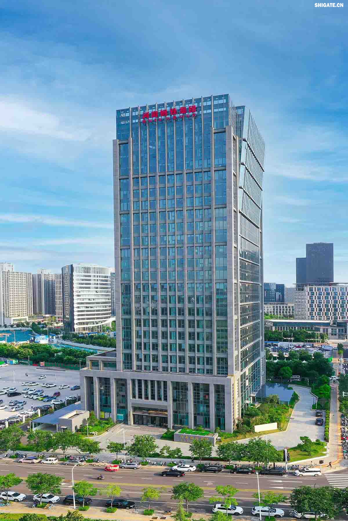111.jpg 河南鋼鐵集團鄭州總部    河南鋼鐵集團有限公司（以下簡稱河南鋼鐵集團）2023年3月1日注冊成立，注冊資本為人民幣200億元，旗下有安鋼股份公司、周口鋼鐵公司（周鋼）、洛陽銅加工集團、舞陽礦業(yè)公司等子企業(yè)。薄學(xué)斌同志任董事長。河南鋼鐵集團是省委、省政府為推動全省鋼鐵產(chǎn)業(yè)轉(zhuǎn)型提質(zhì)、結(jié)構(gòu)調(diào)整和布局優(yōu)化，而作出的重大決策。河南鋼鐵集團的核心企業(yè)安鋼始建于1958年，是新中國第一批重點建設(shè)的鋼鐵企業(yè)，為河南經(jīng)濟社會發(fā)展作出了不可磨滅的歷史性貢獻。2023年12月，洛陽銅加工集團有限責任公司加入集團大家庭，開啟了全省鋼鐵、有色產(chǎn)業(yè)融合發(fā)展新征程；2024年7月，集團進入省管重要骨干企業(yè)序列，肩負起帶動全省鋼鐵產(chǎn)業(yè)轉(zhuǎn)型提質(zhì)、結(jié)構(gòu)調(diào)整、布局優(yōu)化和推進全省鋼鋁銅鎂融合發(fā)展的重要使命。  新的歷史時期，河南鋼鐵集團深入學(xué)習(xí)貫徹習(xí)近平總書記關(guān)于建設(shè)現(xiàn)代化產(chǎn)業(yè)體系的重要論述，主動扛起引領(lǐng)帶動全省鋼鐵產(chǎn)業(yè)和有色產(chǎn)業(yè)高質(zhì)量發(fā)展的責任擔當，明確了今后一個時期“1356”發(fā)展格局，構(gòu)畫了未來發(fā)展的大方向、大路子。按照“穩(wěn)住基本盤、邁向中高端、搶占新賽道”的發(fā)展路徑和“一年打基礎(chǔ)、三年上臺階、五年創(chuàng)一流”階段目標，堅持高端化、智能化、綠色化，向特鋼轉(zhuǎn)型，向先進合金材料轉(zhuǎn)型，著力打造效益一流、產(chǎn)品一流、技術(shù)一流、品牌一流、環(huán)境一流、管理一流，營業(yè)收入、資產(chǎn)規(guī)模均達千億級，具有國際影響力、國內(nèi)一流競爭力、區(qū)域最強帶動力的現(xiàn)代化冶金產(chǎn)業(yè)集團。