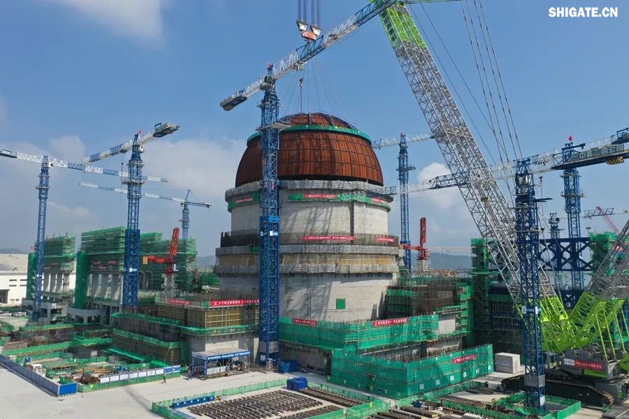 近日，“華龍一號(hào)”批量化建設(shè)項(xiàng)目——漳州核電項(xiàng)目2號(hào)機(jī)組熱態(tài)性能試驗(yàn)順利完成。河鋼集團(tuán)舞鋼公司生產(chǎn)的高端核電鋼板批量應(yīng)用在漳州核電項(xiàng)目1~4號(hào)機(jī)組的穩(wěn)壓器、蒸汽發(fā)生器、人員閘門(mén)、設(shè)備閘門(mén)、硼注箱等核島級(jí)關(guān)鍵設(shè)備制造。  舞鋼公司堅(jiān)定特鋼思路，依托自身深厚的技術(shù)積淀，不斷開(kāi)發(fā)更多滿(mǎn)足市場(chǎng)需求的高端核電鋼。針對(duì)漳州核電項(xiàng)目用鋼特點(diǎn)，舞鋼公司組建專(zhuān)項(xiàng)技術(shù)團(tuán)隊(duì)，進(jìn)一步完善核電鋼板質(zhì)量保證體系，優(yōu)化冶煉、軋制與熱處理工藝，確保了生產(chǎn)出的高端核電用鋼板性能穩(wěn)定，滿(mǎn)足了客戶(hù)需求，成功實(shí)現(xiàn)批量應(yīng)用，為“華龍一號(hào)”核電項(xiàng)目建設(shè)提供了重要的材料保障，助力我國(guó)核電產(chǎn)業(yè)發(fā)展。     b5c22239-6b29-4959-9963-b9c789c943c8.jpg     漳州核電項(xiàng)目是我國(guó)自主三代核電技術(shù)“華龍一號(hào)”批量化建設(shè)的始發(fā)地，也是全球最大的“華龍一號(hào)”核電基地，規(guī)劃建設(shè)6臺(tái)“華龍一號(hào)”核電機(jī)組，總裝機(jī)容量720萬(wàn)千瓦，全部投產(chǎn)后年發(fā)電量超600億千瓦時(shí)。  從秦山核電站到漳州核電項(xiàng)目，從常規(guī)島到核島，舞鋼公司生產(chǎn)的核電鋼板深度參與了我國(guó)眾多核電項(xiàng)目建設(shè)。隨著“華龍一號(hào)”批量化建設(shè)的快速推進(jìn)，舞鋼公司將繼續(xù)以“科技創(chuàng)新和技術(shù)營(yíng)銷(xiāo)”為兩大引擎，助推“雙碳”目標(biāo)實(shí)現(xiàn)，促進(jìn)全球清潔能源發(fā)展貢獻(xiàn)“中國(guó)方案”。