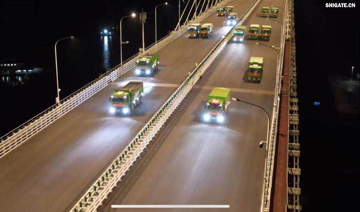 6月16日22時，世界最大跨度斜拉橋——常泰長江大橋燈火通明，車聲轟鳴，一場通車前的“極限挑戰(zhàn)”正緊張進(jìn)行。30輛總重達(dá)1200噸的四軸加載車，分批列隊駛上橋面預(yù)先劃定的停靠點(diǎn)，并由提前布置在橋梁各關(guān)鍵部位的869個傳感器開展實時監(jiān)測，采集測試數(shù)據(jù)。由此，大橋跨江公鐵合建段主橋橋梁荷載試驗全面啟動。    AA1GQ79M.jpg    這次荷載試驗覆蓋范圍具體包括1座主跨1208米斜拉橋、2座主跨388米鋼桁拱專用航道橋、1座非通航道孔橋以及南北兩座引橋，共設(shè)計119個靜載工況和111個動載工況。其中，最大對稱靜力加載工況將動用110輛四軸加載車，總重達(dá)4400噸。試驗將持續(xù)一周，分五個階段進(jìn)行。試驗首日在錄安洲非通航孔橋和常州側(cè)公鐵合建段引橋?qū)嵤? 常泰長江大橋是連通常州與泰興的跨江通道，是長江上首座集高速公路、城際鐵路和普通公路三種功能于一體的雙層復(fù)合型橋梁，計劃于今年年內(nèi)基本建成。它的上層為雙向六車道高速公路，下層為雙線城際鐵路和普通公路。如此復(fù)雜的結(jié)構(gòu)，如何確保它在未來百年服役中安全可靠？答案就藏在荷載試驗中。    AA1GQduQ.jpg    荷載試驗堪稱橋梁通車前的“綜合大考”，是確保橋梁安全運(yùn)營的“體檢報告”。江蘇省交通工程建設(shè)局常泰長江大橋建設(shè)指揮部現(xiàn)場常務(wù)副指揮長夏鵬飛介紹，“荷載試驗是檢測橋梁結(jié)構(gòu)安全和承載能力的重要手段，通過科學(xué)的加載測試和數(shù)據(jù)采集分析，驗證實際成橋狀態(tài)與理論設(shè)計的鍥合度，確保常泰長江大橋運(yùn)營安全?！笨紤]到大橋主體采用鋼結(jié)構(gòu)和鋼-混凝土組合結(jié)構(gòu)，為最大限度減少晝夜溫差對測試數(shù)據(jù)的影響，所有試驗均安排在夜間實施。  通過一系列科學(xué)嚴(yán)謹(jǐn)?shù)暮奢d測試，這座世界級多功能大橋的實際性能將得到充分檢驗，為常泰長江大橋后續(xù)安全通車運(yùn)營提供至關(guān)重要的數(shù)據(jù)支撐。