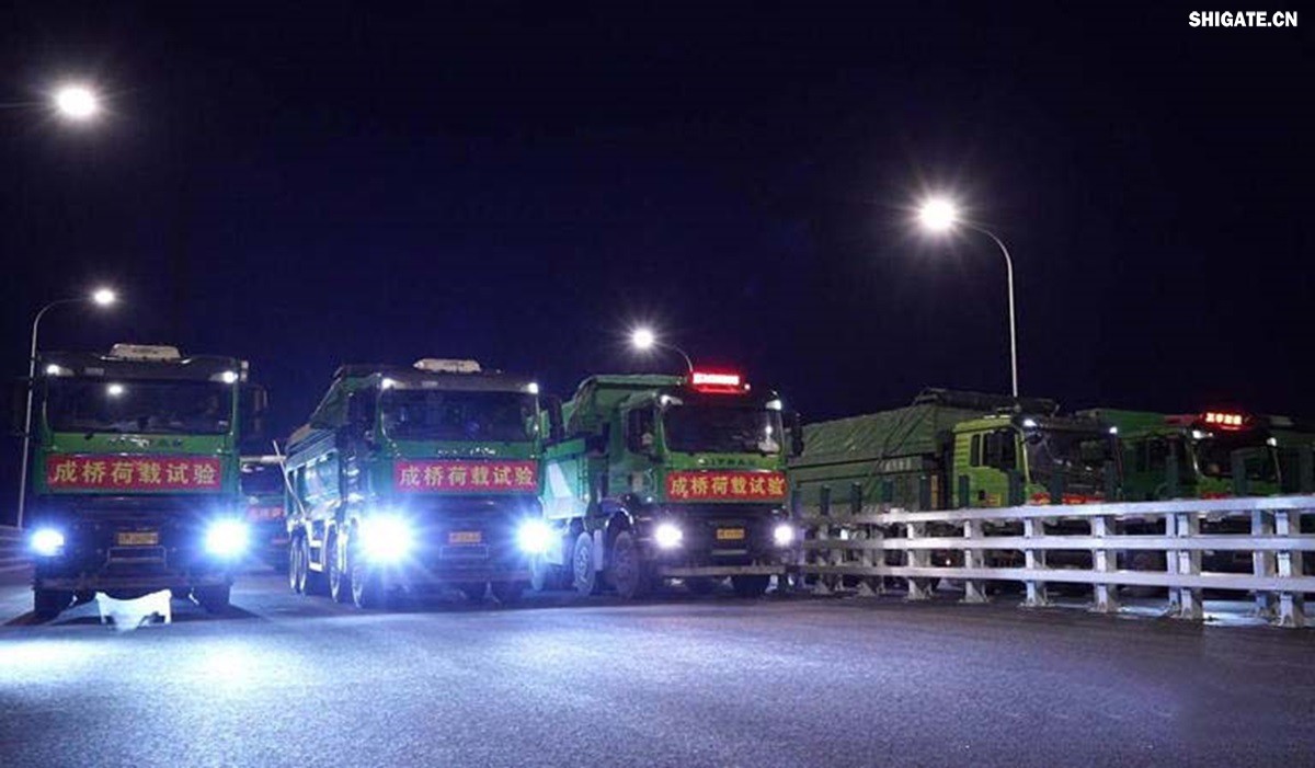 6月16日22時，世界最大跨度斜拉橋——常泰長江大橋燈火通明，車聲轟鳴，一場通車前的“極限挑戰(zhàn)”正緊張進(jìn)行。30輛總重達(dá)1200噸的四軸加載車，分批列隊駛上橋面預(yù)先劃定的?？奎c(diǎn)，并由提前布置在橋梁各關(guān)鍵部位的869個傳感器開展實時監(jiān)測，采集測試數(shù)據(jù)。由此，大橋跨江公鐵合建段主橋橋梁荷載試驗全面啟動。    AA1GQ79M.jpg    這次荷載試驗覆蓋范圍具體包括1座主跨1208米斜拉橋、2座主跨388米鋼桁拱專用航道橋、1座非通航道孔橋以及南北兩座引橋，共設(shè)計119個靜載工況和111個動載工況。其中，最大對稱靜力加載工況將動用110輛四軸加載車，總重達(dá)4400噸。試驗將持續(xù)一周，分五個階段進(jìn)行。試驗首日在錄安洲非通航孔橋和常州側(cè)公鐵合建段引橋?qū)嵤? 常泰長江大橋是連通常州與泰興的跨江通道，是長江上首座集高速公路、城際鐵路和普通公路三種功能于一體的雙層復(fù)合型橋梁，計劃于今年年內(nèi)基本建成。它的上層為雙向六車道高速公路，下層為雙線城際鐵路和普通公路。如此復(fù)雜的結(jié)構(gòu)，如何確保它在未來百年服役中安全可靠？答案就藏在荷載試驗中。    AA1GQduQ.jpg    荷載試驗堪稱橋梁通車前的“綜合大考”，是確保橋梁安全運(yùn)營的“體檢報告”。江蘇省交通工程建設(shè)局常泰長江大橋建設(shè)指揮部現(xiàn)場常務(wù)副指揮長夏鵬飛介紹，“荷載試驗是檢測橋梁結(jié)構(gòu)安全和承載能力的重要手段，通過科學(xué)的加載測試和數(shù)據(jù)采集分析，驗證實際成橋狀態(tài)與理論設(shè)計的鍥合度，確保常泰長江大橋運(yùn)營安全?！笨紤]到大橋主體采用鋼結(jié)構(gòu)和鋼-混凝土組合結(jié)構(gòu)，為最大限度減少晝夜溫差對測試數(shù)據(jù)的影響，所有試驗均安排在夜間實施。  通過一系列科學(xué)嚴(yán)謹(jǐn)?shù)暮奢d測試，這座世界級多功能大橋的實際性能將得到充分檢驗，為常泰長江大橋后續(xù)安全通車運(yùn)營提供至關(guān)重要的數(shù)據(jù)支撐。