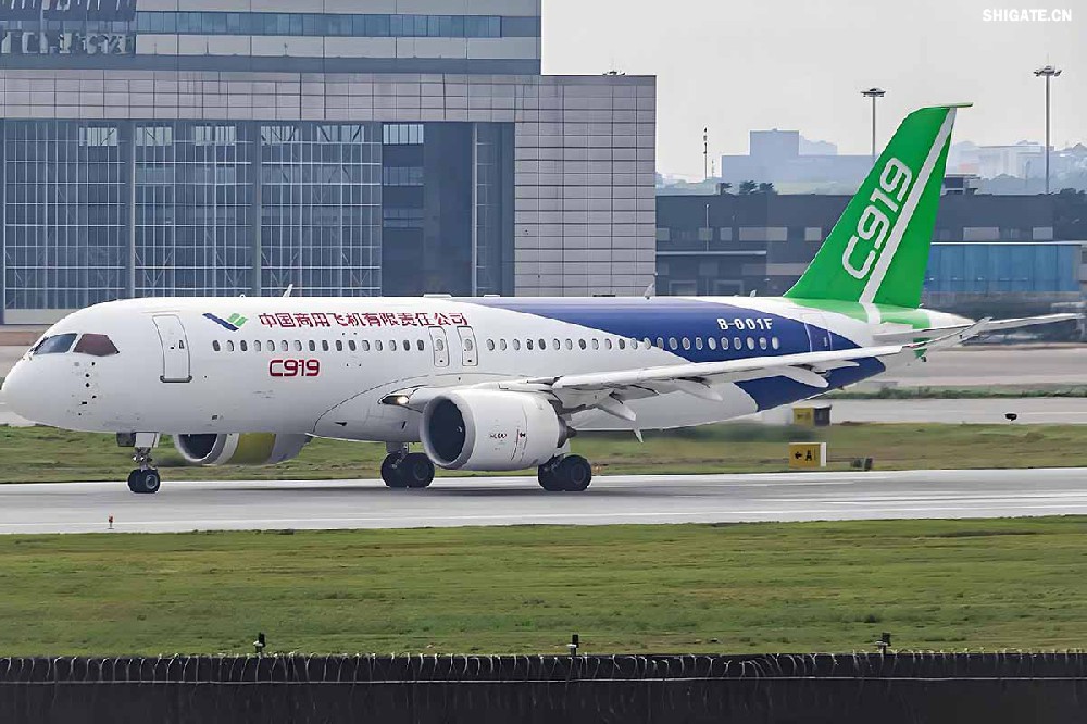 12月9日，國產(chǎn)大飛機(jī)C919的全球首家用戶東航，正式接收首架C919飛機(jī)，標(biāo)志著國產(chǎn)大飛機(jī)邁出市場運營的“第一步”，也標(biāo)志著中國民航運輸市場首次擁有中國自主研發(fā)的噴氣式干線飛機(jī)。  消息傳來，河鋼集團(tuán)干部職工倍感振奮。因為，國產(chǎn)大飛機(jī)工程也凝聚了河鋼干部職工的心血和汗水，見證了河鋼人的獨特貢獻(xiàn)。河鋼自主研發(fā)的390mm大厚度調(diào)質(zhì)鋼20MnNiMo，填補(bǔ)國內(nèi)空白，用于大飛機(jī)項目的核心設(shè)備——世界最大的8萬噸級模鍛壓機(jī)制造，為國產(chǎn)大飛機(jī)提供堅強(qiáng)的鋼鐵支撐。    建功大國重器  航空模鍛件是飛機(jī)的“鋼脊鐵翅”，需要大型的模鍛設(shè)備才能高質(zhì)量批量鍛制。在中國制造大型模鍛壓機(jī)之前，僅有美國、俄羅斯、法國3個國家有類似設(shè)備，最大鍛造等級為俄羅斯的7.5萬噸級。  2003年，我國啟動重型模鍛壓機(jī)論證，組成專家隊伍開始研制世界最大的8萬噸級大型模鍛壓機(jī)。正是該項目的啟動，讓河鋼與國產(chǎn)大飛機(jī)結(jié)下不解之緣。  制造模鍛壓機(jī)機(jī)架所用頂級鋼板——大厚度調(diào)質(zhì)鋼20MnNiMo，是該裝備中生產(chǎn)難度最大的鋼種，內(nèi)部致密度、純潔度、機(jī)械性能及平直度等各項標(biāo)準(zhǔn)要求極高，且由于鋼板大單重、大厚度，其表面質(zhì)量、性能合格率、探傷合格率極難保證，生產(chǎn)難度很大。此前，國內(nèi)沒有廠家能夠生產(chǎn)，國外進(jìn)口同類鋼板每噸價格高達(dá)8萬元。  “為國造好鋼，建功大國重器。助力大飛機(jī)制造，河鋼人義不容辭！”2009年2月，接到任務(wù)的河鋼集團(tuán)舞鋼公司（以下簡稱舞鋼）立即組織技術(shù)人員開展專項攻關(guān)，先后解決了鋼板內(nèi)部金屬致密度純潔度、鋼板表面質(zhì)量、鋼板熱處理機(jī)械性能、鋼板平直度等多項重大技術(shù)難題。  經(jīng)過6個多月的攻堅克難，2009年7月，總量為82塊、2348噸的390mm大厚度調(diào)質(zhì)鋼20MnNiMo全部生產(chǎn)完畢并成功交付。產(chǎn)品各項性能均超出國外同類產(chǎn)品標(biāo)準(zhǔn)，完全能夠滿足使用要求，價格卻遠(yuǎn)遠(yuǎn)低于同類進(jìn)口產(chǎn)品，鋼板全部高質(zhì)量按期交貨，獲得高度評價。  2013年4月，8萬噸級大型模鍛壓機(jī)建成投產(chǎn)。這臺總高42米、總重2.2萬噸的世界最大模鍛壓機(jī)，最大模鍛壓制力可達(dá)1000MN，壓機(jī)尺寸、整體質(zhì)量和最大單件重量均為世界之首，僅用3分半鐘便可制作一個飛機(jī)起落架，將我國高端重大裝備的制造能力托舉到國際頂級水平。  2015年11月2日，由8萬噸大型模鍛壓機(jī)生產(chǎn)出的首款新一代噴氣式干線客機(jī)C919，面向全球公開亮相，壓機(jī)尺寸、整體質(zhì)量和最大單件重量均為世界之首。    研發(fā)“爭氣鋼”  在河鋼人心中，為國產(chǎn)大飛機(jī)項目關(guān)鍵設(shè)備自主研發(fā)“爭氣鋼”，是一份舍我其誰的光榮和信任，更是一份為國爭光的使命和責(zé)任。秉持著這樣的認(rèn)識和定位，舞鋼技術(shù)人員充分發(fā)揮技術(shù)優(yōu)勢，通力協(xié)作、密切配合，圓滿完成390mm大厚度調(diào)質(zhì)鋼20MnNiMo研制任務(wù)。大厚度調(diào)質(zhì)鋼20MnNiMo的研發(fā)過程中，煉鋼過程是關(guān)鍵環(huán)節(jié)之一。“由于390毫米厚的大飛機(jī)用調(diào)質(zhì)鋼20MnNiMo要求內(nèi)部致密度、潔凈度、調(diào)質(zhì)后機(jī)械性能等各項標(biāo)準(zhǔn)都非常高，在一煉鋼環(huán)節(jié)，生產(chǎn)高品質(zhì)的合格電渣錠熔煉母材——優(yōu)質(zhì)20MnNiMo連鑄坯是基礎(chǔ)?！弊鳛槲桎撾娫厝奂夹g(shù)的首批研發(fā)者、參與者、見證者，舞鋼一檔技術(shù)主管畢殿閣談及該鋼的研發(fā)記憶猶新，“在此之前，20MnNiMo鋼種從未在舞鋼一煉鋼1900mm連鑄機(jī)生產(chǎn)線上生產(chǎn)過?！? 據(jù)畢殿閣介紹，由于高鎳高鉬連鑄坯易產(chǎn)生裂紋，生產(chǎn)困難不可想象。但大飛機(jī)項目作為國家一項重大項目，“建功大國重器”激發(fā)了職工們的榮耀感和使命感，舞鋼為此專門成立了攻關(guān)隊，并制定了一系列激勵措施，全力以赴挑戰(zhàn)極限，克服了一切不可預(yù)見的困難。  連鑄車間從控制澆注鋼水過熱度、調(diào)整鑄機(jī)二冷水參數(shù)、調(diào)整鑄機(jī)澆注拉速等，一項一項消除可能造成澆注失敗的不利因素，成功研發(fā)出了針對20MnNiMo鋼種的澆注工藝，并保證了鋼坯成功澆注。在電渣重熔環(huán)節(jié)，創(chuàng)新渣系的研究與開發(fā)以及熔速、冷卻制度，確保電渣爐的生產(chǎn)順行和電渣錠內(nèi)部質(zhì)量。  20MnNiMo鋼板軋制環(huán)節(jié)，更是困難重重，最大的難關(guān)莫過于鋼板表面質(zhì)量及板型軋制攻關(guān)。  今年50歲的“河鋼工匠”、舞鋼軋鋼首批高級作業(yè)師任亞強(qiáng)是當(dāng)時20MnNiMo軋制攻關(guān)團(tuán)隊的主操手?！爱?dāng)時是20MnNiMo鋼板的國內(nèi)首次生產(chǎn)，我們必須要精心操作、精準(zhǔn)控制，努力實現(xiàn)‘國內(nèi)首創(chuàng)’優(yōu)秀成果?！睘榇?，任亞強(qiáng)連續(xù)半個月堅守在崗位上，并通過自己的觀察、思考，提出在軋制中對留尾、展寬及道次壓下量進(jìn)行優(yōu)化，改善鋼板平直度，在終軋道次采用低速大壓下規(guī)程軋制的工藝改進(jìn)方案。方案實施后，攻克了該鋼表面不允許有任何缺陷，平直度不超過6mm/米的行業(yè)軋制技術(shù)難題，圓滿完成該鋼種的軋制任務(wù)。  “人隨鋼走”是研發(fā)團(tuán)隊成員、舞鋼科技部核電鋼研究所主管工程師張萌工作狀態(tài)的寫照。那段時間里，他日夜跟蹤生產(chǎn)，從煉鋼到軋鋼，采集記錄數(shù)據(jù)，為各環(huán)節(jié)的技術(shù)升級積淀原始依據(jù)。  為攻克該類大厚度鋼板內(nèi)部性能易波動行業(yè)難題，他和同事輪流在生產(chǎn)現(xiàn)場熬夜，實在困了就趴在桌子邊打個盹兒。經(jīng)過反復(fù)研究、試驗，他們最終找出了問題原因，根據(jù)試驗數(shù)據(jù)三次對工藝進(jìn)行技術(shù)升級，得到了最優(yōu)工藝方案，也為后續(xù)其他品種電渣鋼的研發(fā)打下基礎(chǔ)。在鋼板熱處理工序，專門對一軋鋼的車底式爐進(jìn)行技術(shù)升級攻關(guān)，保證了390mm厚、5米多長的鋼板熱處理冷卻后的性能穩(wěn)定；他們創(chuàng)新鋼板壓平工藝，攻克了鋼板的平直度難以控制的技術(shù)難題。  回憶那段難忘的研制經(jīng)歷，張萌動情地說：“在熱處理環(huán)節(jié)，面對著數(shù)百度的輻射高溫，我們的職工們一只胳膊擋住被烤得生疼的臉，另一只胳膊湊近鋼板去放墊塊。正是經(jīng)受住這樣的‘烤’驗，和精細(xì)到每一個環(huán)節(jié)的全方位過程控制，才讓我們收獲了來之不易的研發(fā)碩果?！?   點亮河鋼品牌  390mm大厚度調(diào)質(zhì)鋼20MnNiMo的成功研制，為舞鋼積淀了豐厚的技術(shù)優(yōu)勢——“大飛機(jī)項目用390mm厚20MnNiMo鋼板的研制開發(fā)”技術(shù)成果榮獲中國鋼鐵工業(yè)協(xié)會、中國金屬學(xué)會和河北省冶金科學(xué)技術(shù)獎；電渣重熔技術(shù)成為舞鋼當(dāng)前的“王牌技術(shù)”之一，電渣重熔水電鋼S500Q、S550Q最大厚度達(dá)到285mm厚度，在國內(nèi)獨占鰲頭；核電鋼Q345D國標(biāo)一級探傷要求380mm厚度規(guī)格品質(zhì)國內(nèi)首屈一指……以研發(fā)國家重大工程急需鋼材為己任，舞鋼在全面對接高端市場、服務(wù)國家重大工程中，實現(xiàn)了產(chǎn)品競爭力的快速提升。  在航空航天用鋼領(lǐng)域，舞鋼為中國首次載人航天飛行及天宮一號、神舟九號和長征二號F的研制配套做出了突出貢獻(xiàn)。同時，在水電、核電、石油化工煤化工、海洋工程、高層建筑、橋梁等用鋼諸多領(lǐng)域，均發(fā)揮了關(guān)鍵性作用。  舞鋼的產(chǎn)品創(chuàng)新研發(fā)，是河鋼持續(xù)推進(jìn)客戶結(jié)構(gòu)、產(chǎn)品結(jié)構(gòu)“兩個結(jié)構(gòu)優(yōu)化”的縮影。近年來，河鋼大力培育行業(yè)第一、唯一，加快在超高強(qiáng)汽車鋼、覆膜家電板、海工鋼等領(lǐng)域打造更多“單打冠軍”。  研制開發(fā)的船用LNG低溫奧氏體型高錳鋼、超厚加釩鉻鉬鋼板、特殊功能鋅鋁鎂涂層等30余個新產(chǎn)品填補(bǔ)國內(nèi)空白。核電用鋼、海洋工程用鋼、鍋爐及壓力容器用鋼、高強(qiáng)抗震鋼筋等產(chǎn)品國內(nèi)第一品牌優(yōu)勢更加凸顯……  如今，河鋼定制研發(fā)的一系列高端產(chǎn)品廣泛應(yīng)用于港珠澳大橋、“華龍一號”核電站、“天眼”工程、奧運工程、國產(chǎn)大飛機(jī)、極地重載運輸船、航空航天等系列重大科技和工程項目，在鑄就“大國重器”中彰顯了河鋼品牌的力量與擔(dān)當(dāng)。